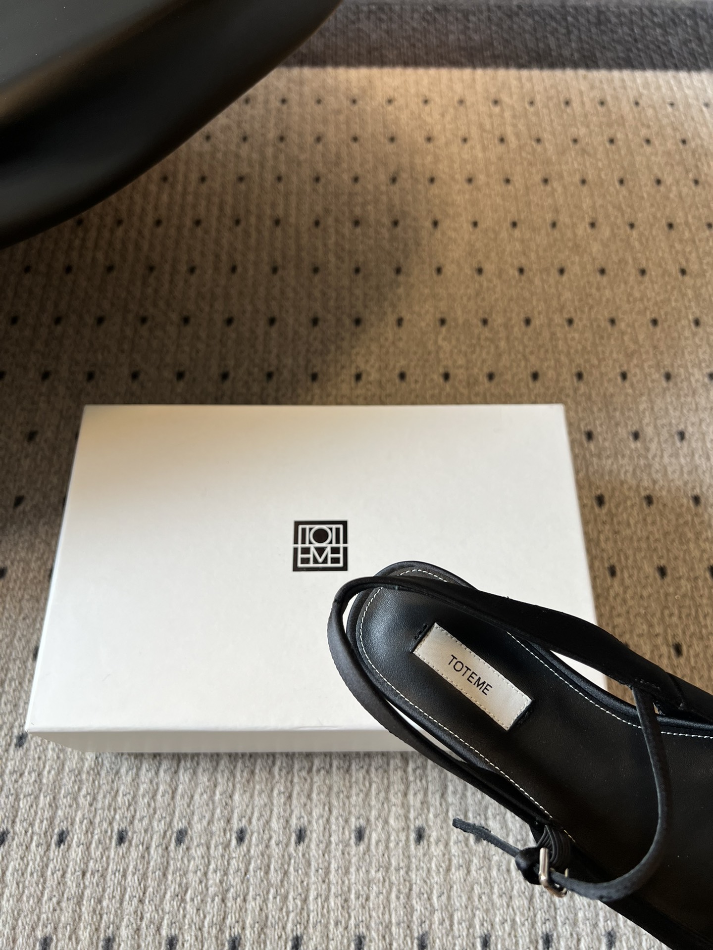 TOTEM*26ss早春新款经典后空玛丽珍单鞋一眼沦陷的北欧极简设计，将TOTEME的清冷高级感完美诠释