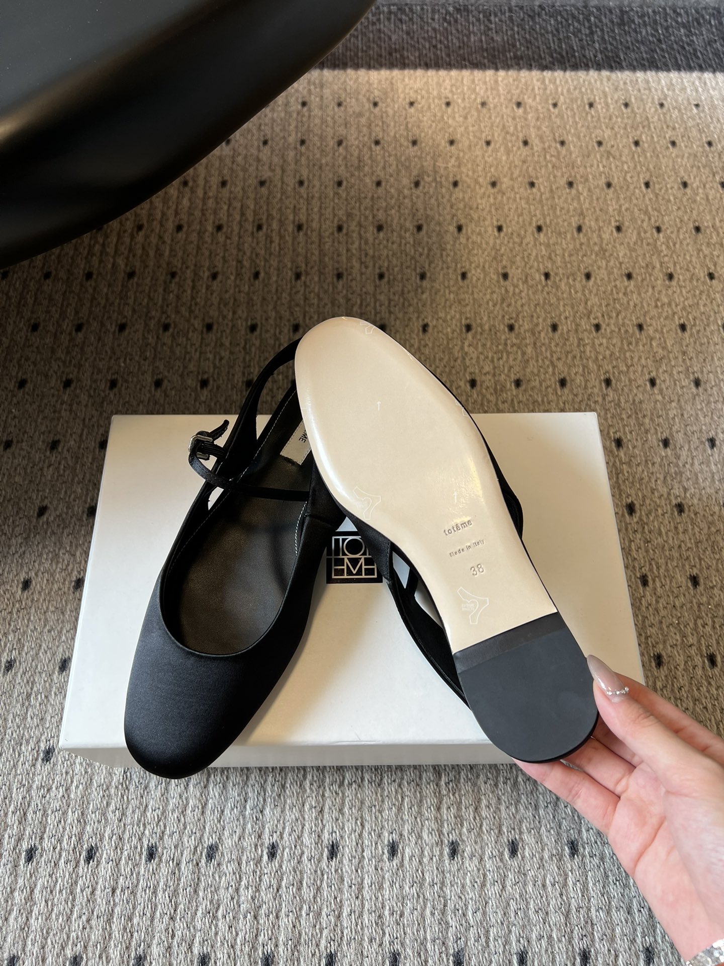 TOTEM*26ss早春新款经典后空玛丽珍单鞋一眼沦陷的北欧极简设计，将TOTEME的清冷高级感完美诠释