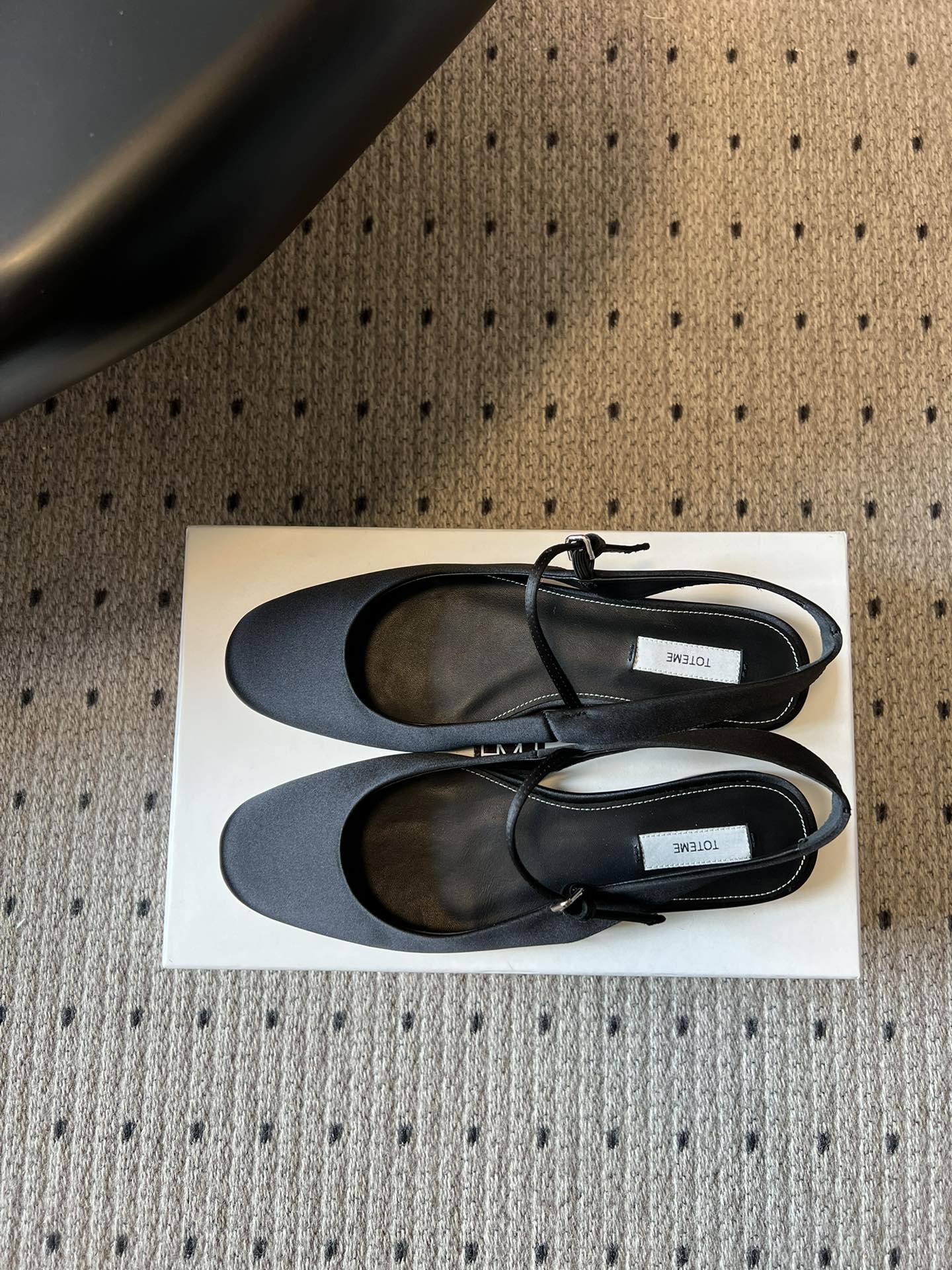 TOTEM*26ss早春新款经典后空玛丽珍单鞋一眼沦陷的北欧极简设计，将TOTEME的清冷高级感完美诠释