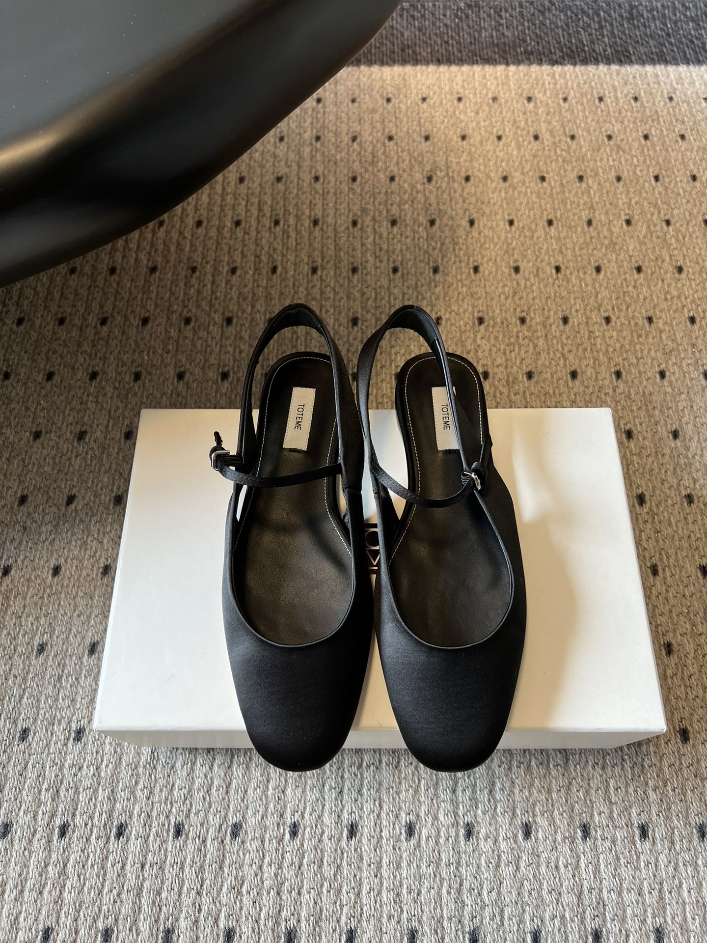 TOTEM*26ss早春新款经典后空玛丽珍单鞋一眼沦陷的北欧极简设计，将TOTEME的清冷高级感完美诠释