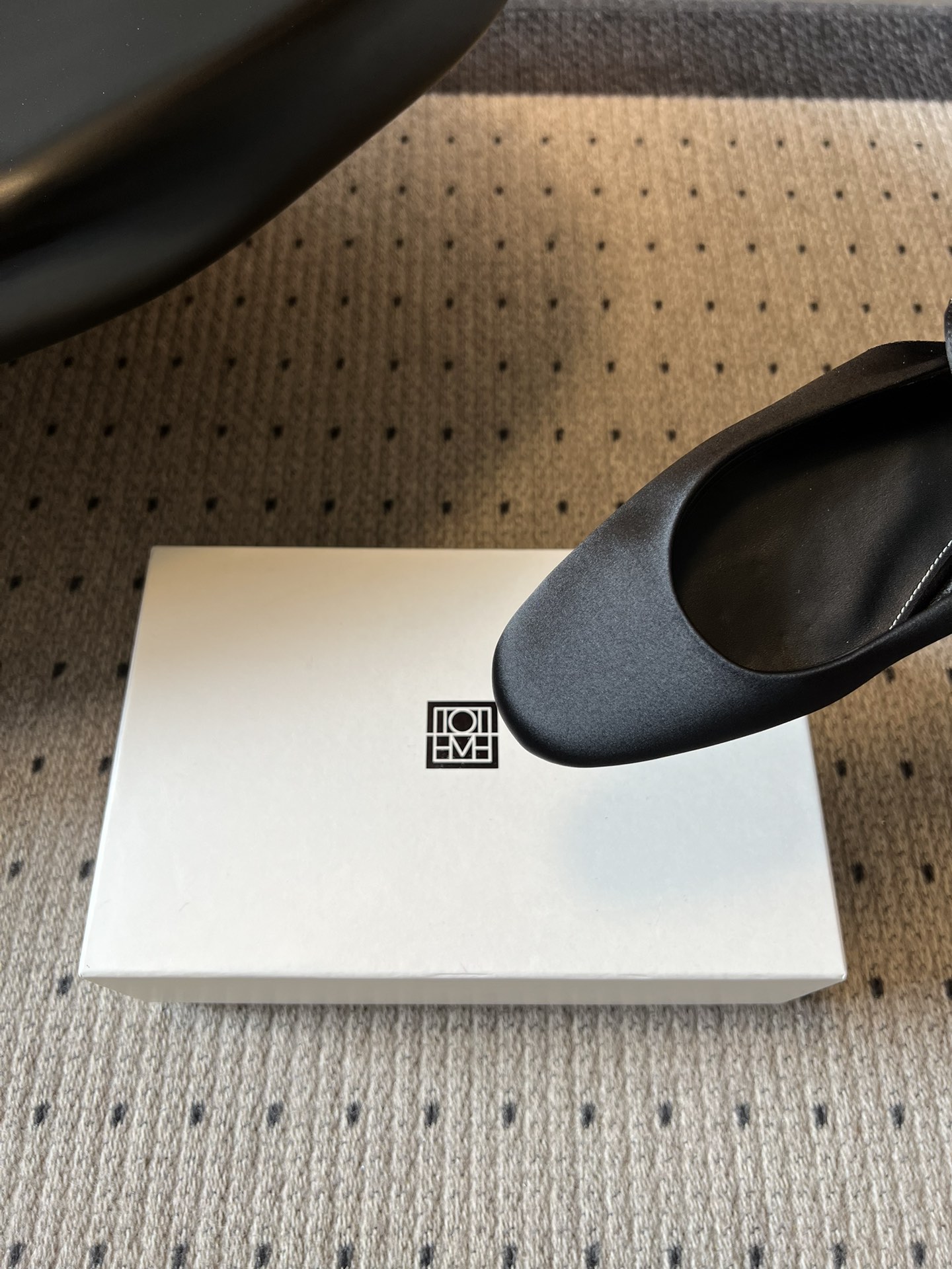 TOTEM*26ss早春新款经典后空玛丽珍单鞋一眼沦陷的北欧极简设计，将TOTEME的清冷高级感完美诠释