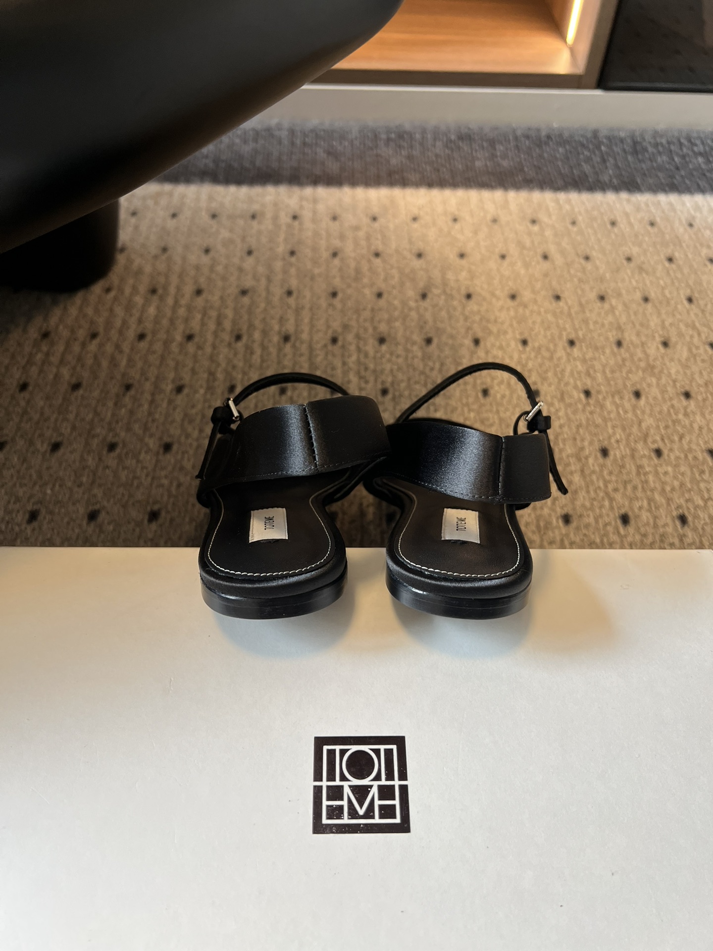 TOTEM*26ss早春新款经典后空玛丽珍单鞋一眼沦陷的北欧极简设计，将TOTEME的清冷高级感完美诠释