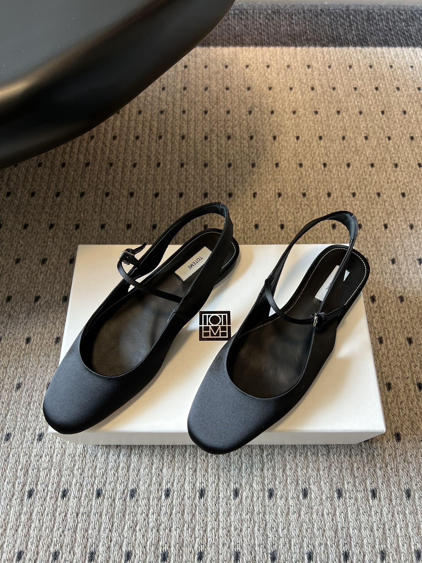 TOTEM*26ss早春新款经典后空玛丽珍单鞋一眼沦陷的北欧极简设计，将TOTEME的清冷高级感完美诠释