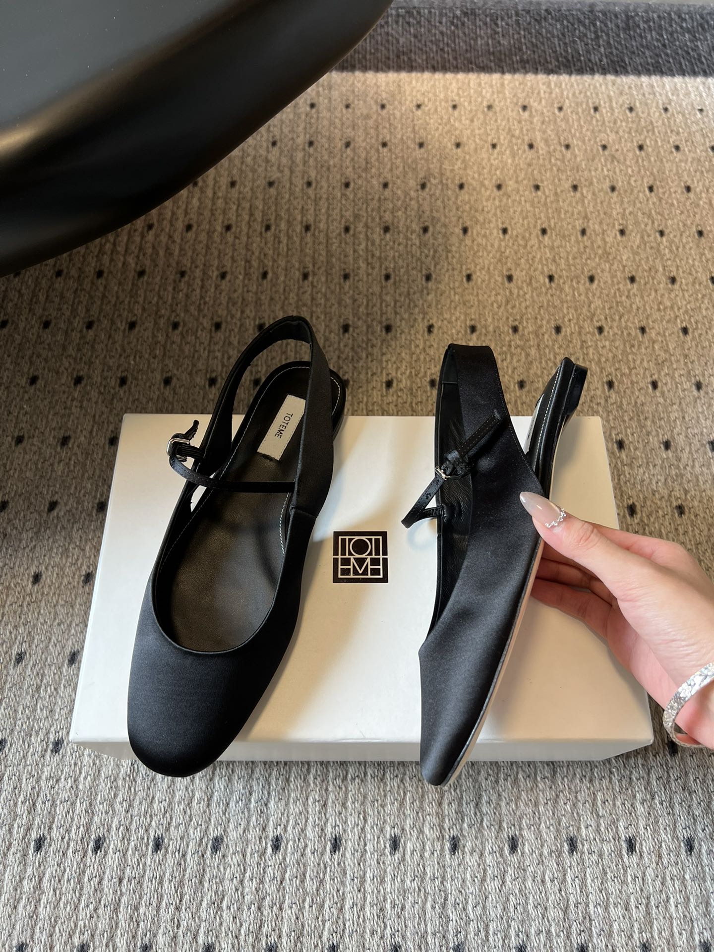 TOTEM*26ss早春新款经典后空玛丽珍单鞋一眼沦陷的北欧极简设计，将TOTEME的清冷高级感完美诠释