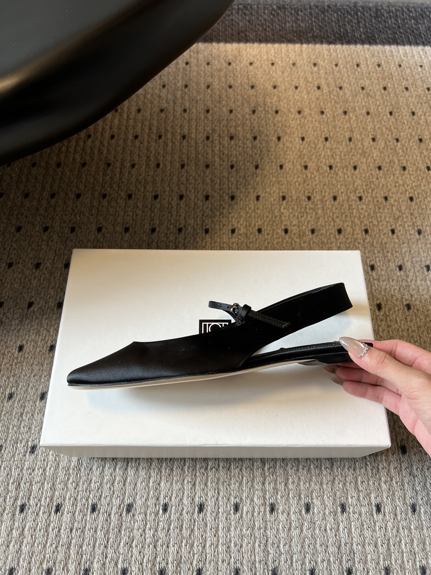 TOTEM*26ss早春新款经典后空玛丽珍单鞋一眼沦陷的北欧极简设计，将TOTEME的清冷高级感完美诠释