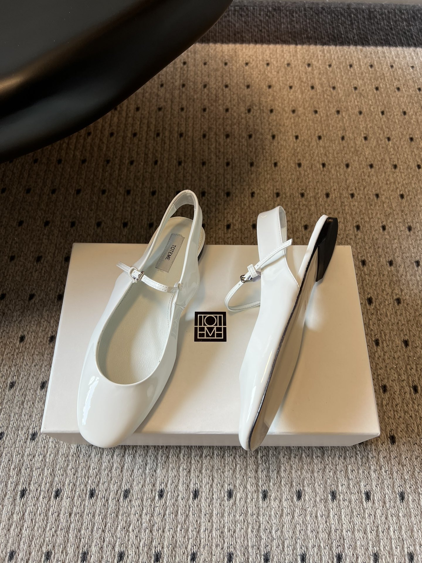 TOTEM*26ss早春新款经典后空玛丽珍单鞋一眼沦陷的北欧极简设计，将TOTEME的清冷高级感完美诠释