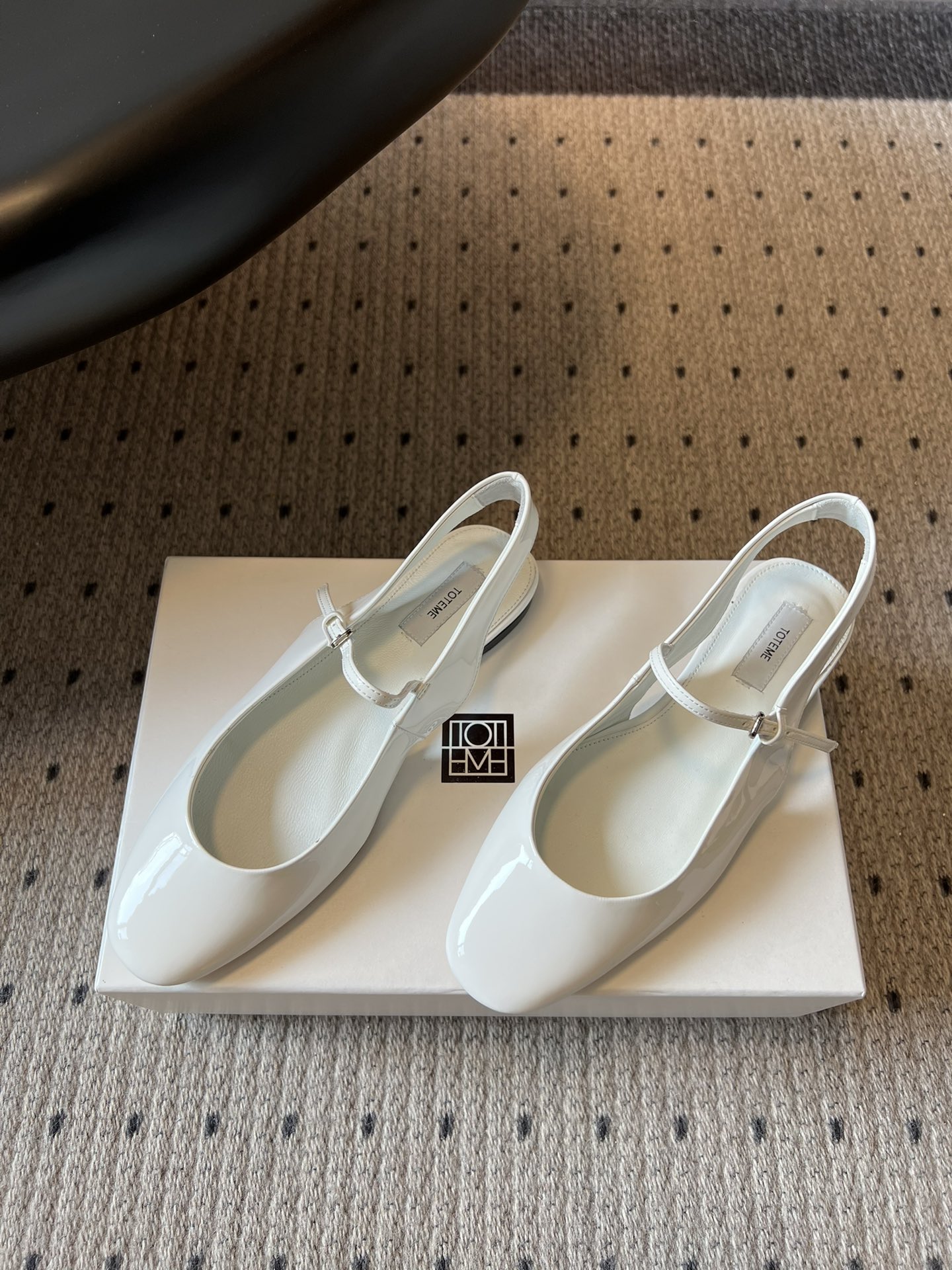 TOTEM*26ss早春新款经典后空玛丽珍单鞋一眼沦陷的北欧极简设计，将TOTEME的清冷高级感完美诠释