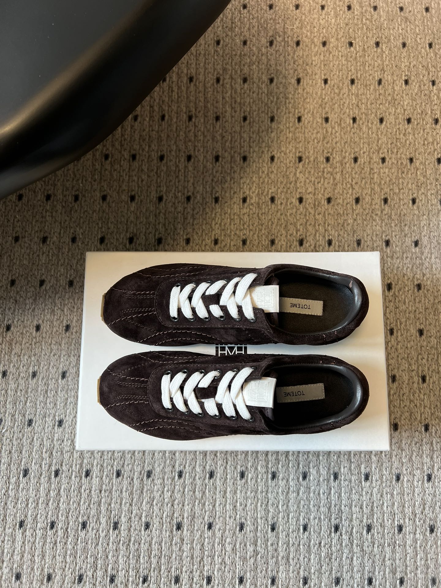 TOTEM*26ss早春新款复古德训阿甘鞋一眼沦陷的经典复古设计，将北欧极简风与复古运动感完美融合。流畅