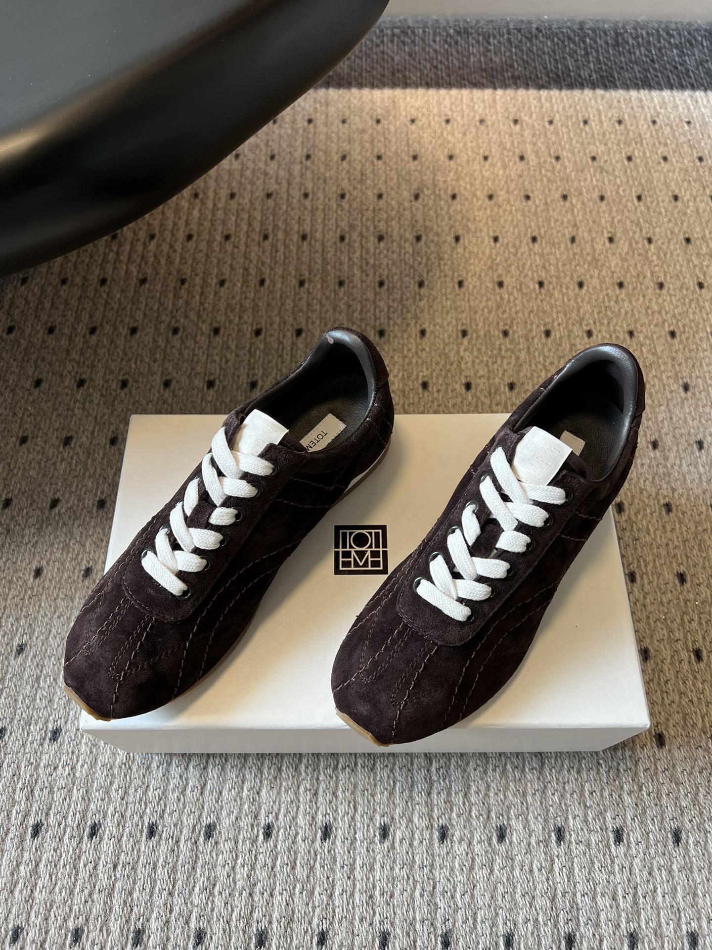 TOTEM*26ss早春新款复古德训阿甘鞋一眼沦陷的经典复古设计，将北欧极简风与复古运动感完美融合。流畅