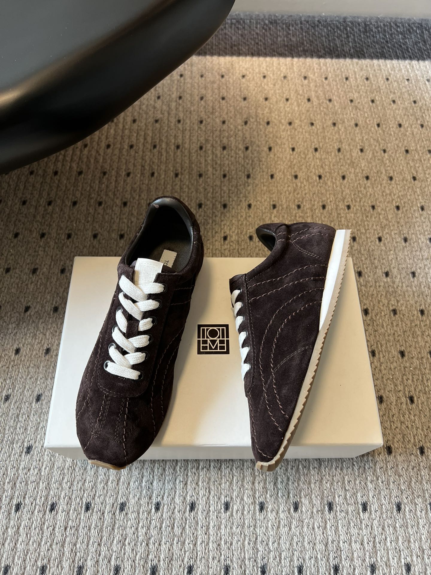 TOTEM*26ss早春新款复古德训阿甘鞋一眼沦陷的经典复古设计，将北欧极简风与复古运动感完美融合。流畅