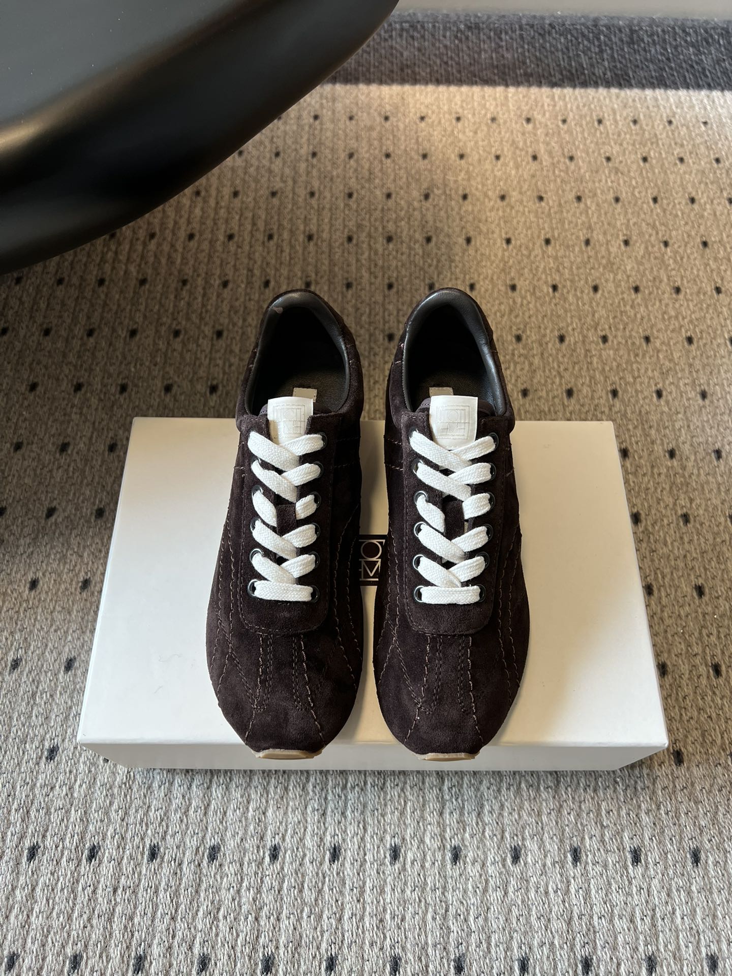 TOTEM*26ss早春新款复古德训阿甘鞋一眼沦陷的经典复古设计，将北欧极简风与复古运动感完美融合。流畅