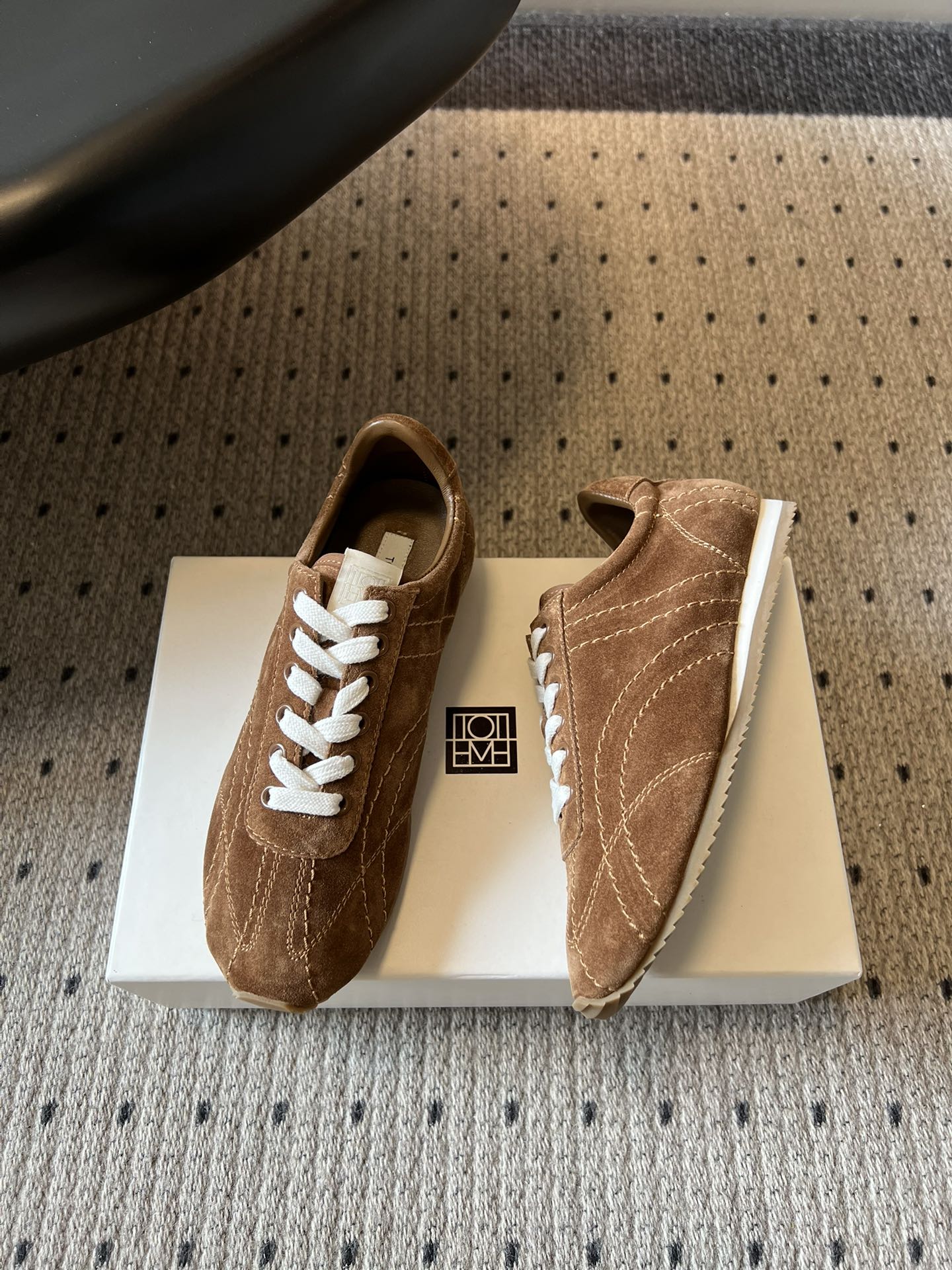 TOTEM*26ss早春新款复古德训阿甘鞋一眼沦陷的经典复古设计，将北欧极简风与复古运动感完美融合。流畅