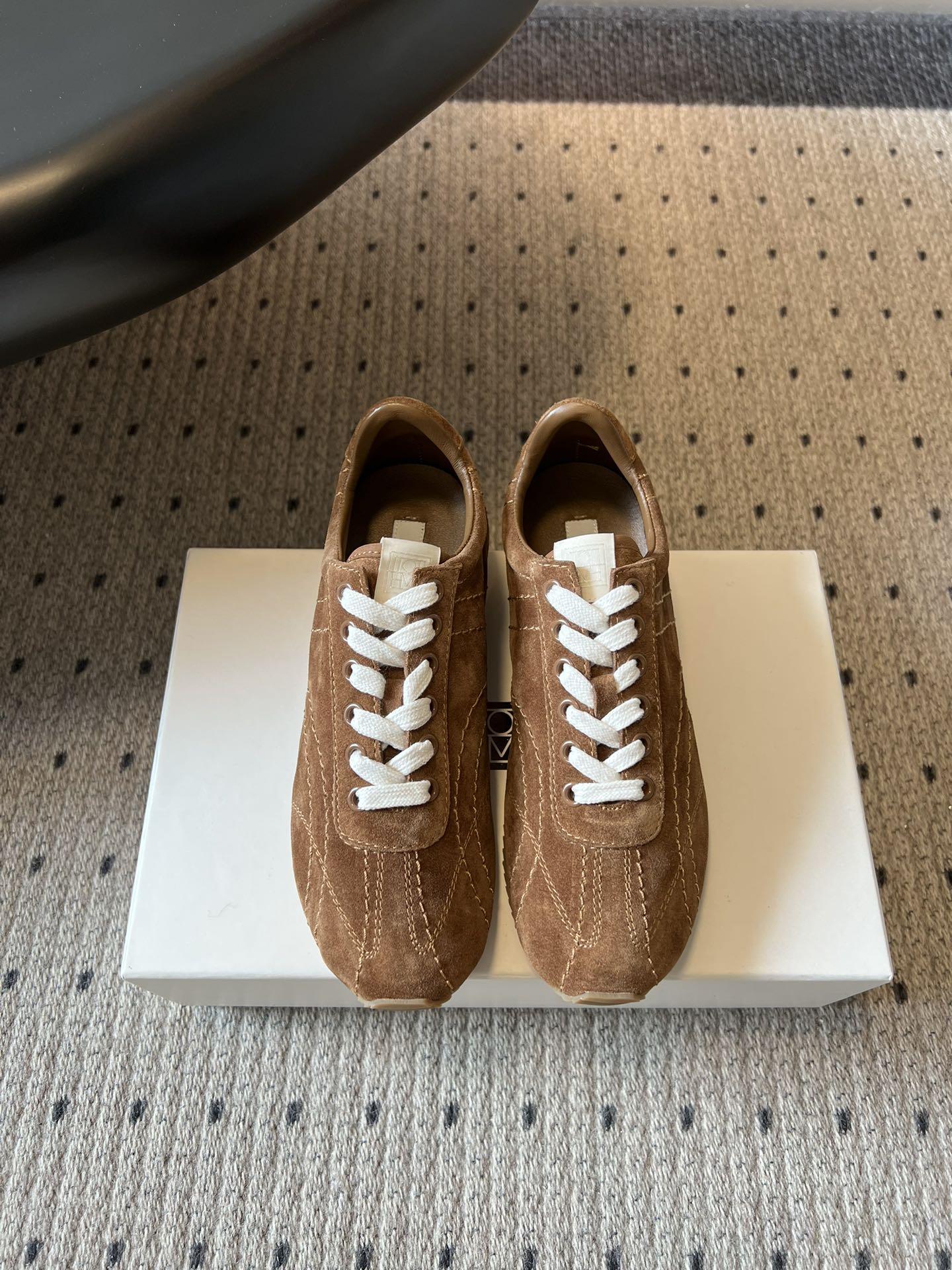 TOTEM*26ss早春新款复古德训阿甘鞋一眼沦陷的经典复古设计，将北欧极简风与复古运动感完美融合。流畅