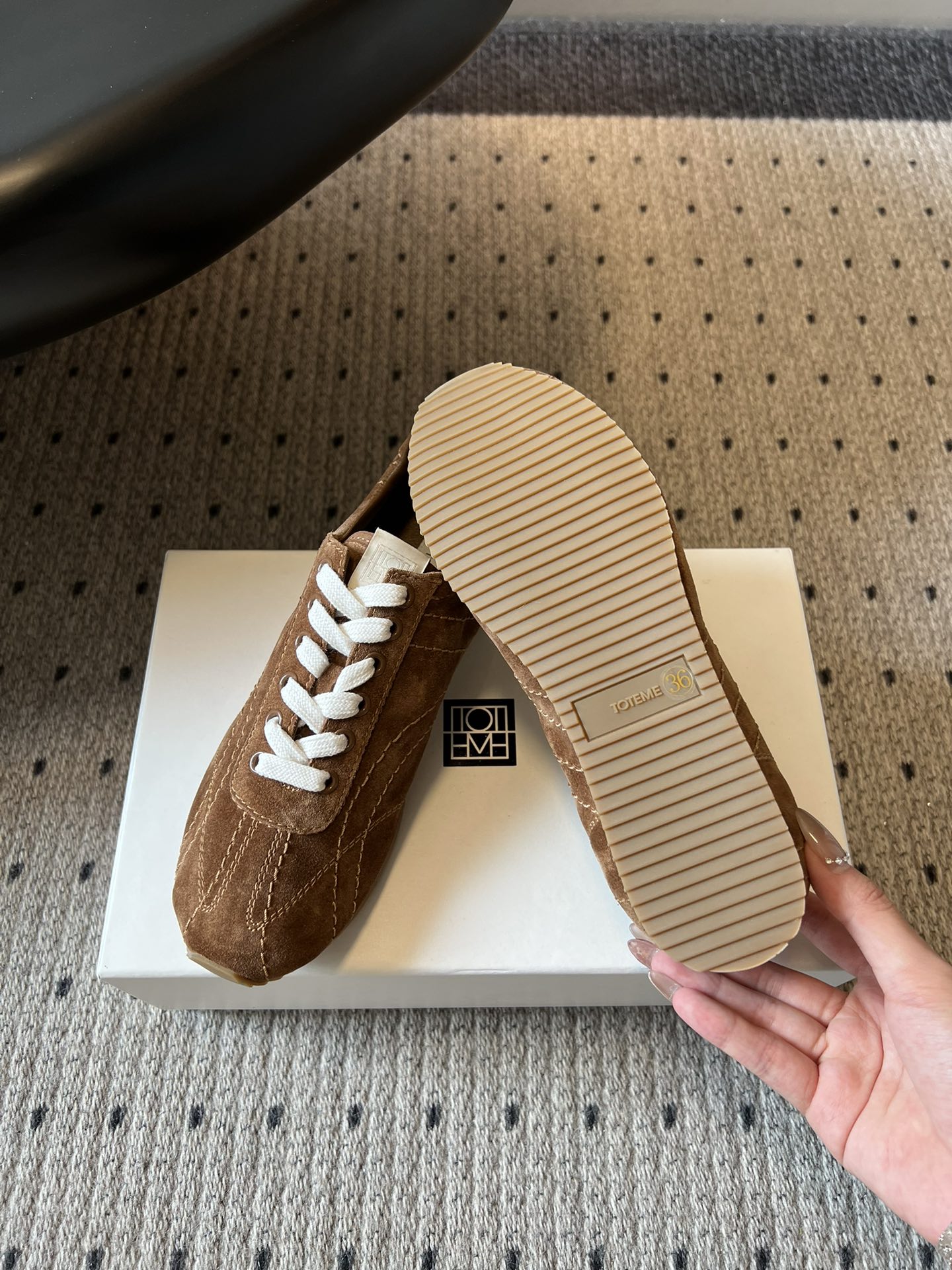 TOTEM*26ss早春新款复古德训阿甘鞋一眼沦陷的经典复古设计，将北欧极简风与复古运动感完美融合。流畅