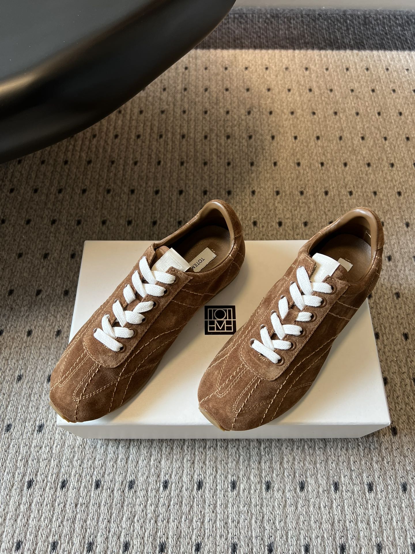 TOTEM*26ss早春新款复古德训阿甘鞋一眼沦陷的经典复古设计，将北欧极简风与复古运动感完美融合。流畅