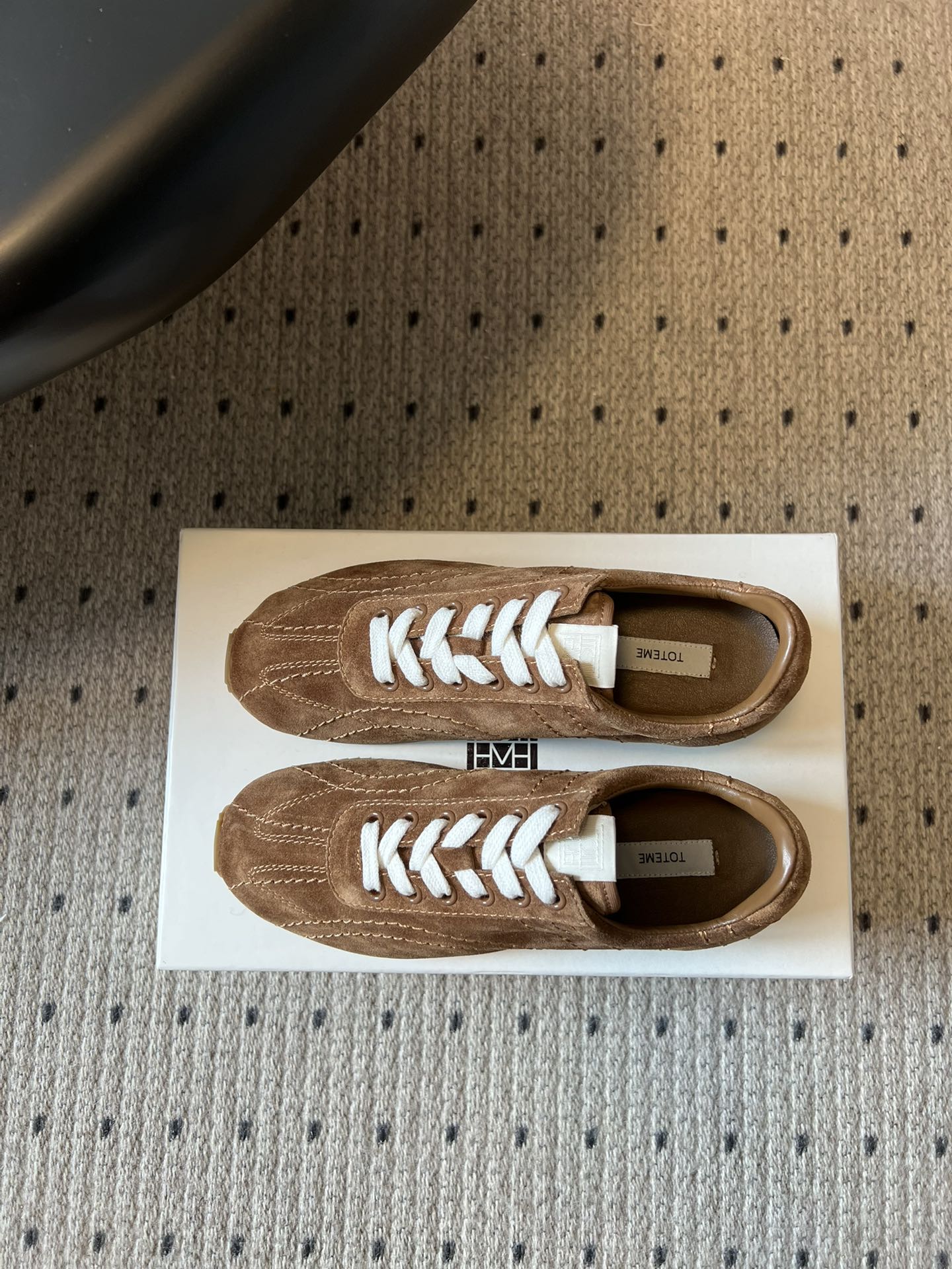 TOTEM*26ss早春新款复古德训阿甘鞋一眼沦陷的经典复古设计，将北欧极简风与复古运动感完美融合。流畅