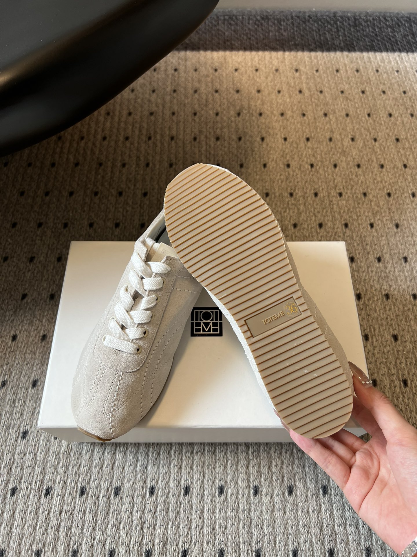 TOTEM*26ss早春新款复古德训阿甘鞋一眼沦陷的经典复古设计，将北欧极简风与复古运动感完美融合。流畅