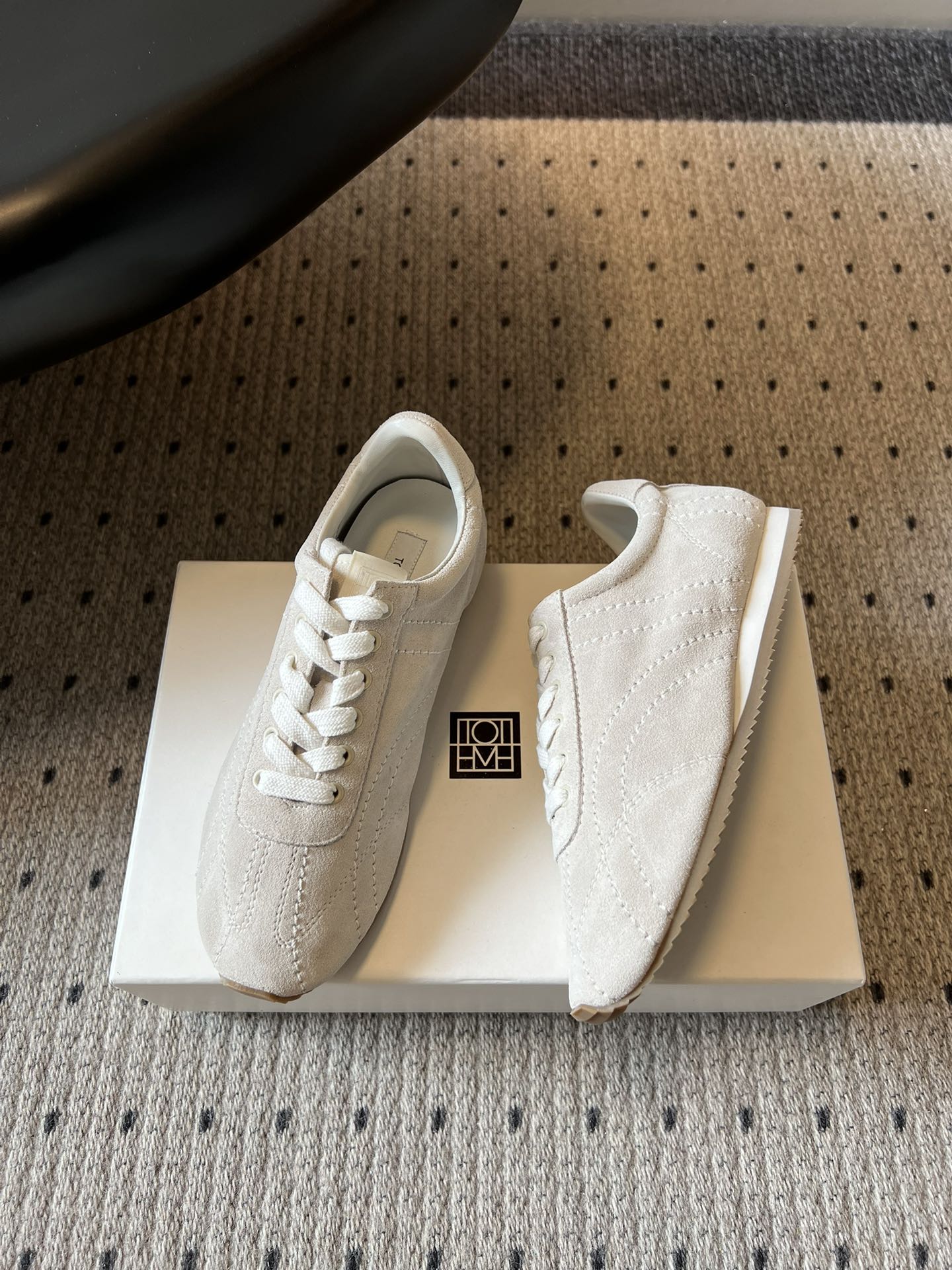 TOTEM*26ss早春新款复古德训阿甘鞋一眼沦陷的经典复古设计，将北欧极简风与复古运动感完美融合。流畅