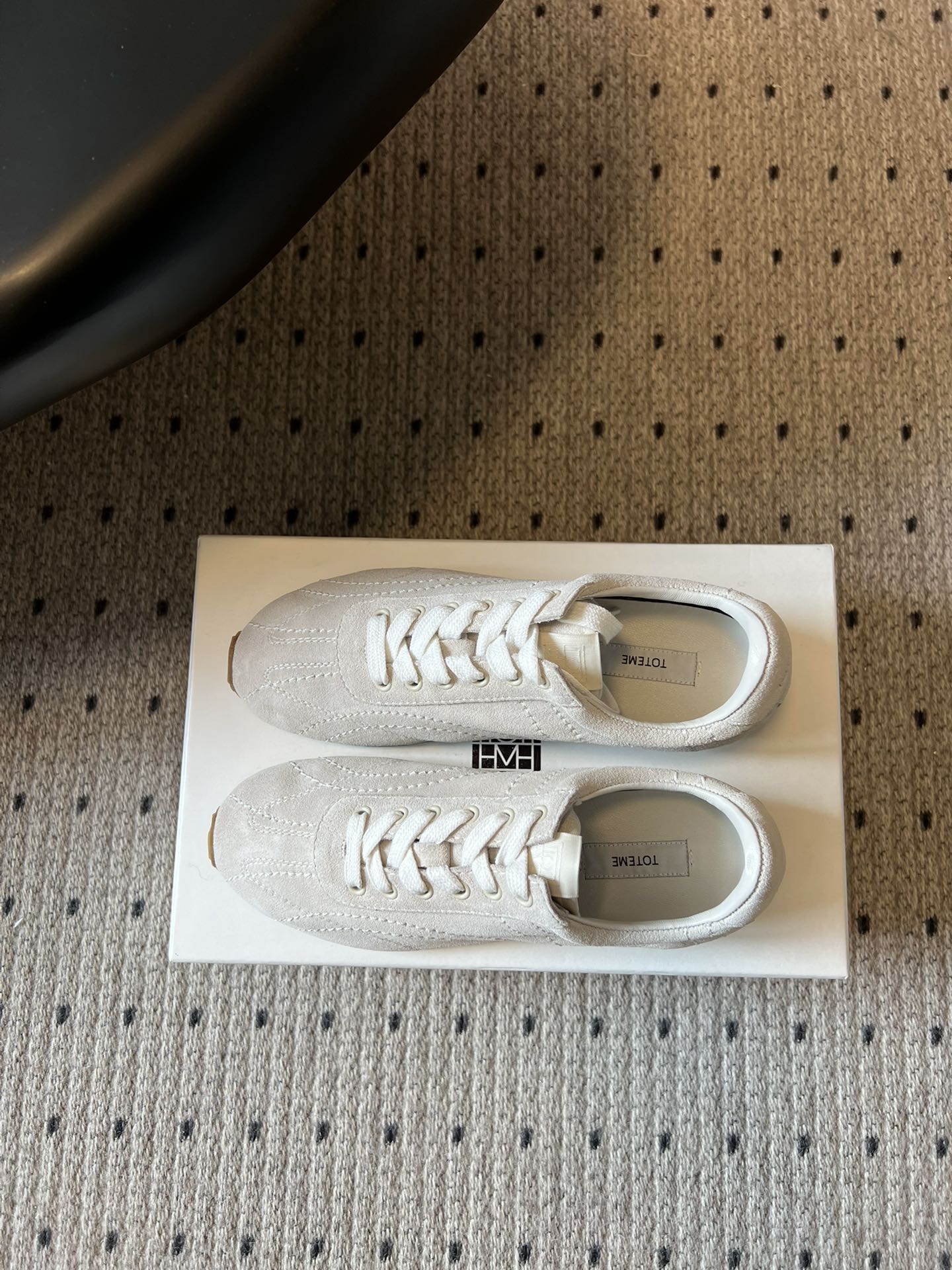 TOTEM*26ss早春新款复古德训阿甘鞋一眼沦陷的经典复古设计，将北欧极简风与复古运动感完美融合。流畅