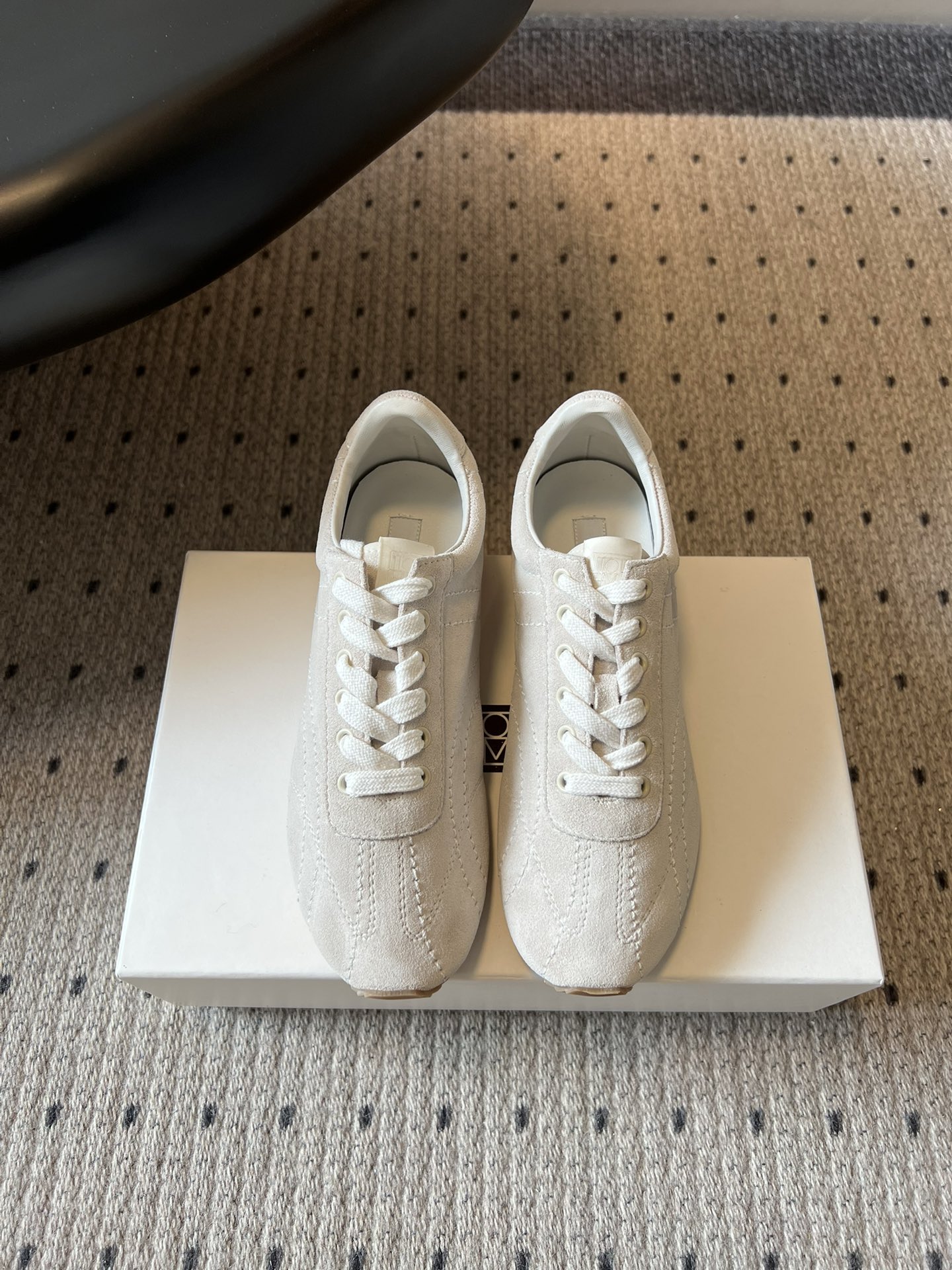 TOTEM*26ss早春新款复古德训阿甘鞋一眼沦陷的经典复古设计，将北欧极简风与复古运动感完美融合。流畅