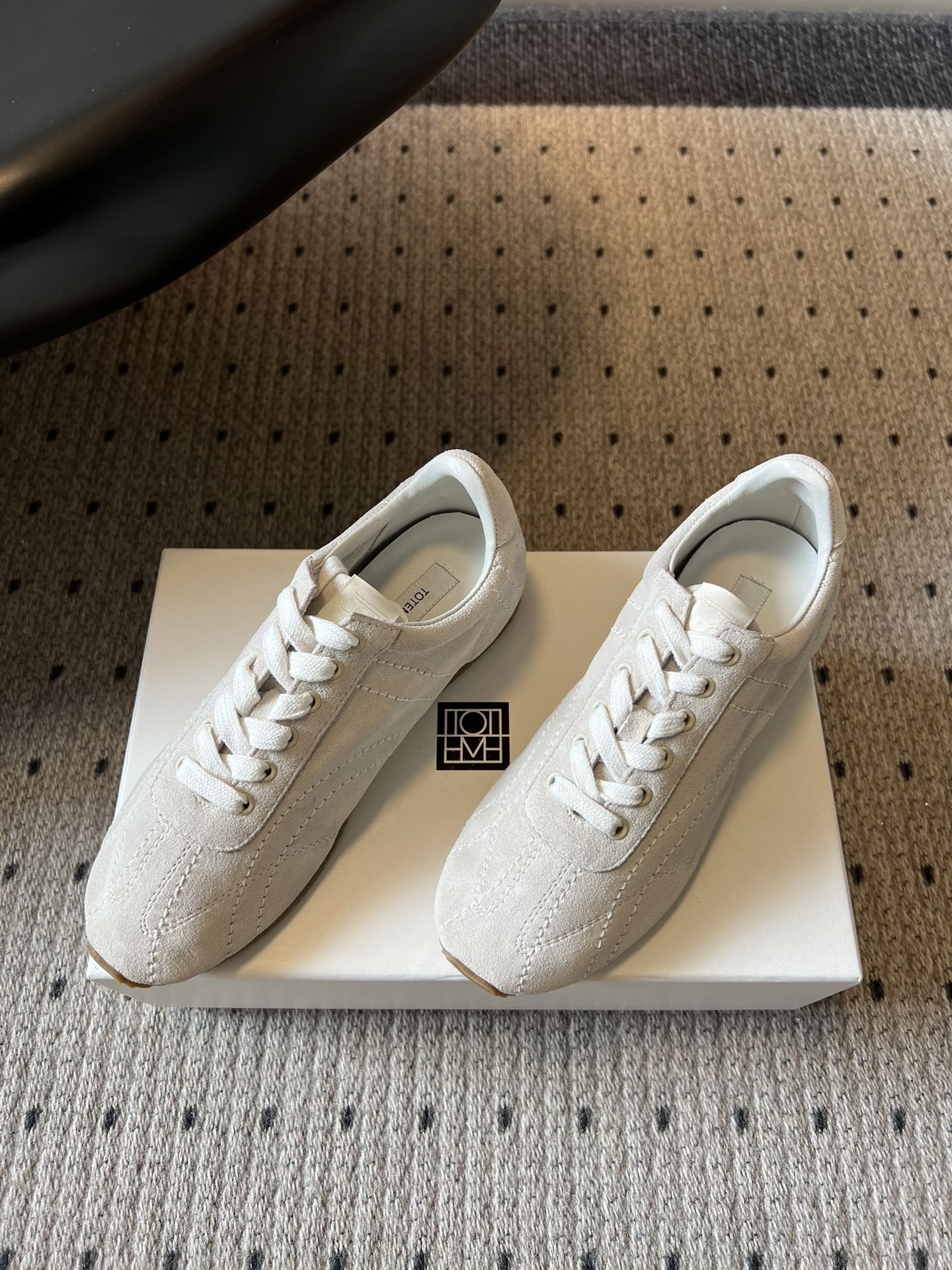 TOTEM*26ss早春新款复古德训阿甘鞋一眼沦陷的经典复古设计，将北欧极简风与复古运动感完美融合。流畅