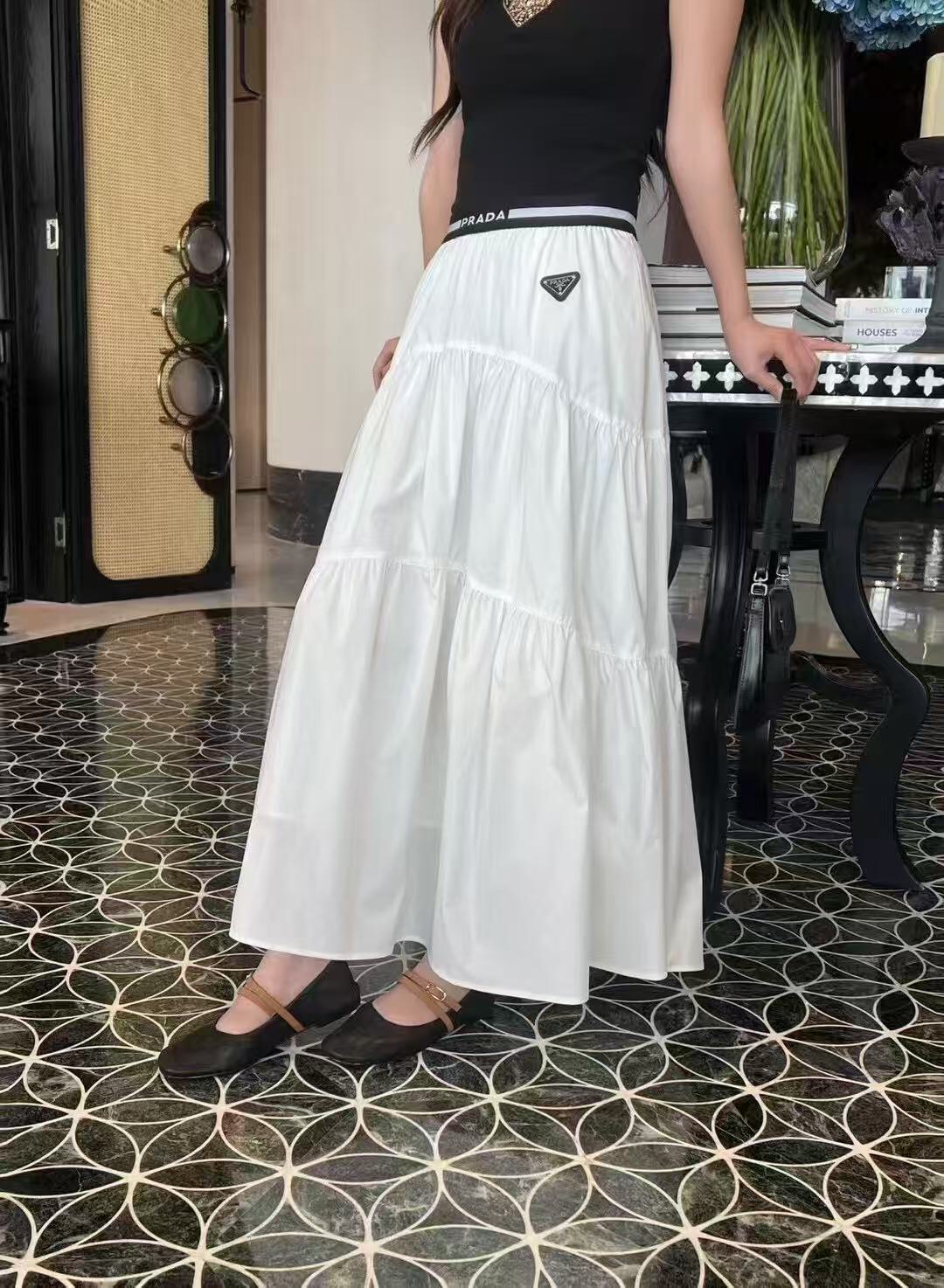 NO:782888,Model number 20262820 Prad* new logo triangle logo web high waist skirt, white, black, S-XL, [M size waist 66 elastic, length 92; weight 0.405kg], Prada - clothing, prada, prada, skirts,19860909款号20262820 Prad*新款 logo三角标织带高腰半裙,白色,黑色,S-XL,【M码腰围66弹力,长92；重量0.405kg】,普拉达-服装,prada,prada,skirts,,Women's clothing