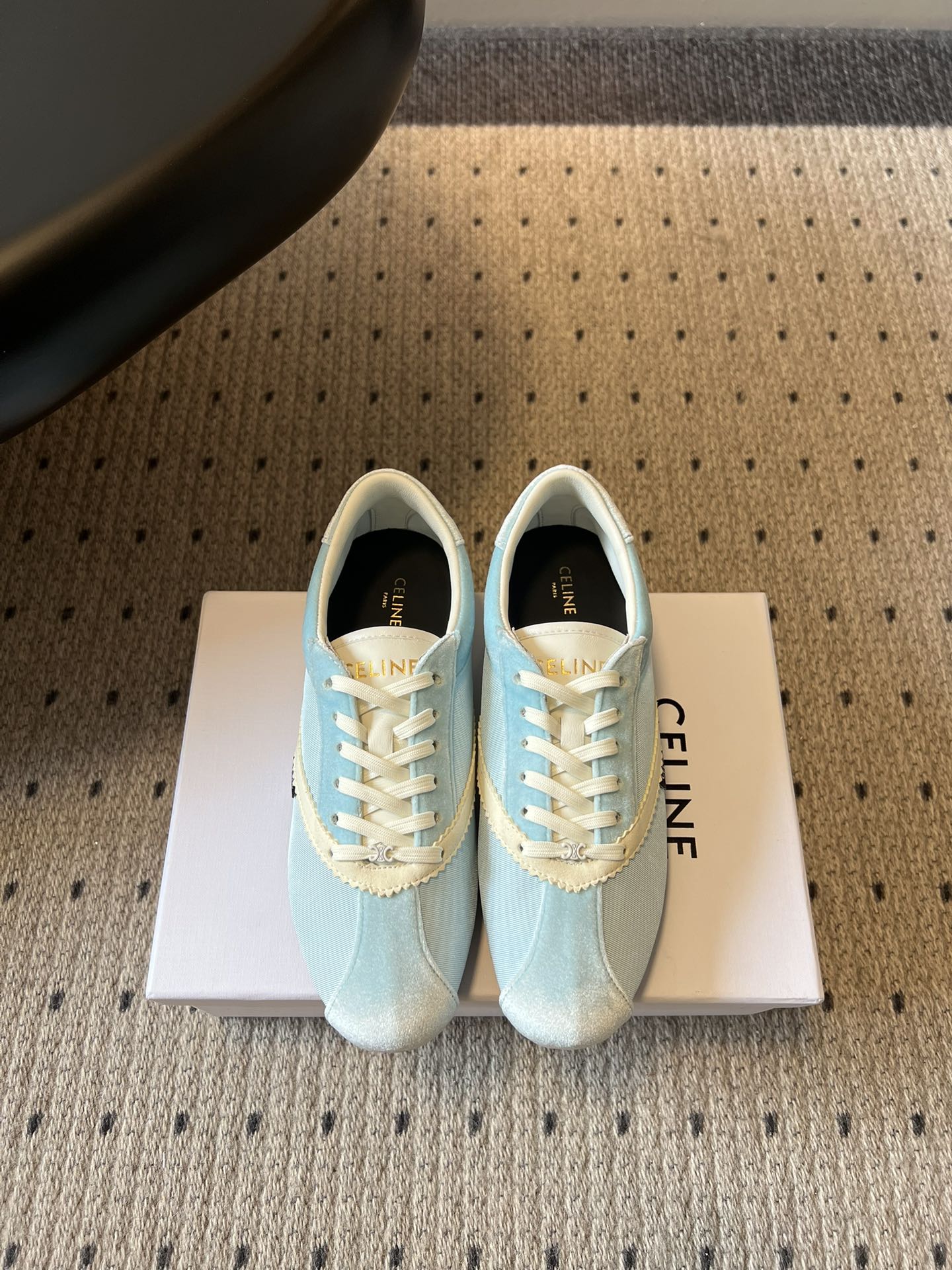 NO:782724,Top quality Celin*26ss early spring new retro velvet Forrest shoes  The classic retro Forrest Gump shoe shape combines the neat lines of Dexun shoes and comes with a retro filter from the 90s. The velvet textured upper has a soft and luxurious touch, and the soft light filter on the upper foot instantly enhances the texture of the outfit. The side contrasting strips  The design injects smart vitality into the shoe shape, is simple and yet has a sense of design. The upper foot becomes fashionable in seconds, and it is easy to grasp the retro and relaxed feeling. The shoe shape has smooth lines, modifies the foot shape, makes the feet slimmer and smaller, and can easily adapt to various wearing styles.  The soft and fufu velvet upper fits the foot shape, does not rub or squeeze the foot, and can be worn for a long time without tiring the feet. Daily commuting is stress-free. Shandong silk upper, sheepskin lining, original rubber outsole, size 35-40 (customized size 40 is non-returnable), casual shoes/sports shoes, celine, sneakers, sheepskin19860909顶级品质 Celin*26ss早春新款复古丝绒阿甘鞋 经典复古阿甘鞋型,融合德训鞋的利落线条,自带90年代复古滤镜.丝绒质感鞋面,触感软糯高级,上脚自带柔光滤镜,瞬间提升穿搭质感.侧边撞色饰条设计,为鞋型注入灵动活力,简约又不失设计感,上脚秒变时髦精,轻松拿捏复古松弛感.鞋型线条流畅,修饰脚型,显脚瘦显脚小,轻松适配各种穿搭风格. 软fufu的丝绒鞋面,上脚贴合脚型,不磨脚不挤脚,久穿不累脚,日常通勤暴走无压力. 鞋面山东绸 内里羊皮 大底原版橡胶底 size35-40码（40码定制不退换）,休闲鞋/运动鞋,celine,sneakers,sheepskin,Women's Shoes