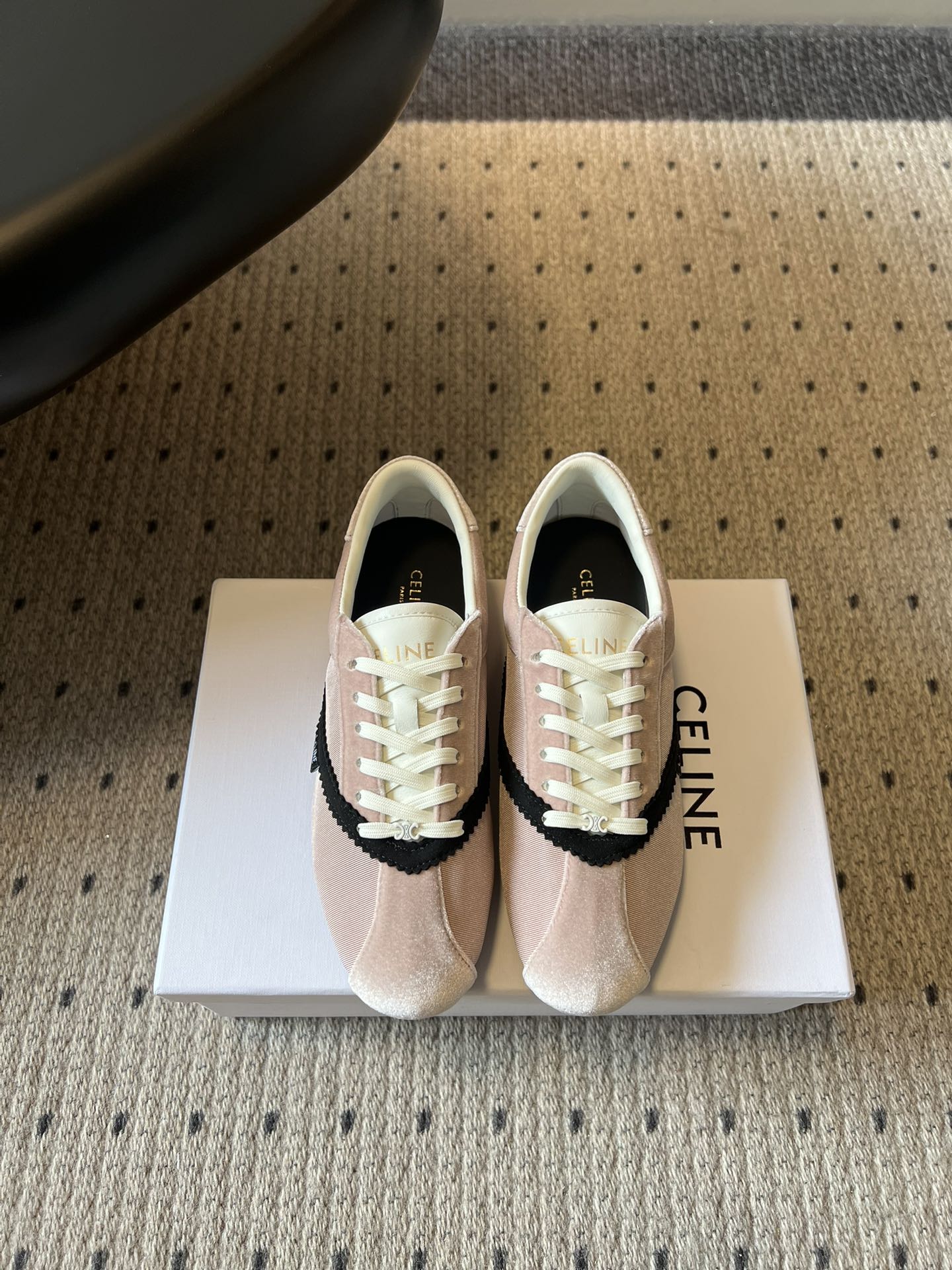 NO:784598,Celin*26ss early spring new retro velvet Forrest shoes  The classic retro Forrest Gump shoe shape combines the neat lines of Dexun shoes and comes with a retro filter from the 90s. The velvet textured upper has a soft and luxurious touch, and the soft light filter on the upper foot instantly enhances the texture of the outfit. The side contrasting strips  The design injects smart vitality into the shoe shape, is simple and yet has a sense of design. The upper foot becomes fashionable in seconds, and it is easy to grasp the retro and relaxed feeling. The shoe shape has smooth lines, modifies the foot shape, makes the feet slimmer and smaller, and can easily adapt to various wearing styles.  The soft and fufu velvet upper fits the foot shape, does not rub or squeeze the foot, and can be worn for a long time without tiring the feet. Daily commuting is stress-free. Shandong silk upper, sheepskin lining, original rubber outsole, size 35-40 (customized size 40 is non-returnable), casual shoes/sports shoes, celine, sneakers, sheepskin19860909Celin*26ss早春新款复古丝绒阿甘鞋 经典复古阿甘鞋型,融合德训鞋的利落线条,自带90年代复古滤镜.丝绒质感鞋面,触感软糯高级,上脚自带柔光滤镜,瞬间提升穿搭质感.侧边撞色饰条设计,为鞋型注入灵动活力,简约又不失设计感,上脚秒变时髦精,轻松拿捏复古松弛感.鞋型线条流畅,修饰脚型,显脚瘦显脚小,轻松适配各种穿搭风格. 软fufu的丝绒鞋面,上脚贴合脚型,不磨脚不挤脚,久穿不累脚,日常通勤暴走无压力. 鞋面山东绸 内里羊皮 大底原版橡胶底 size35-40码（40码定制不退换）,休闲鞋/运动鞋,celine,sneakers,sheepskin,Women's Shoes