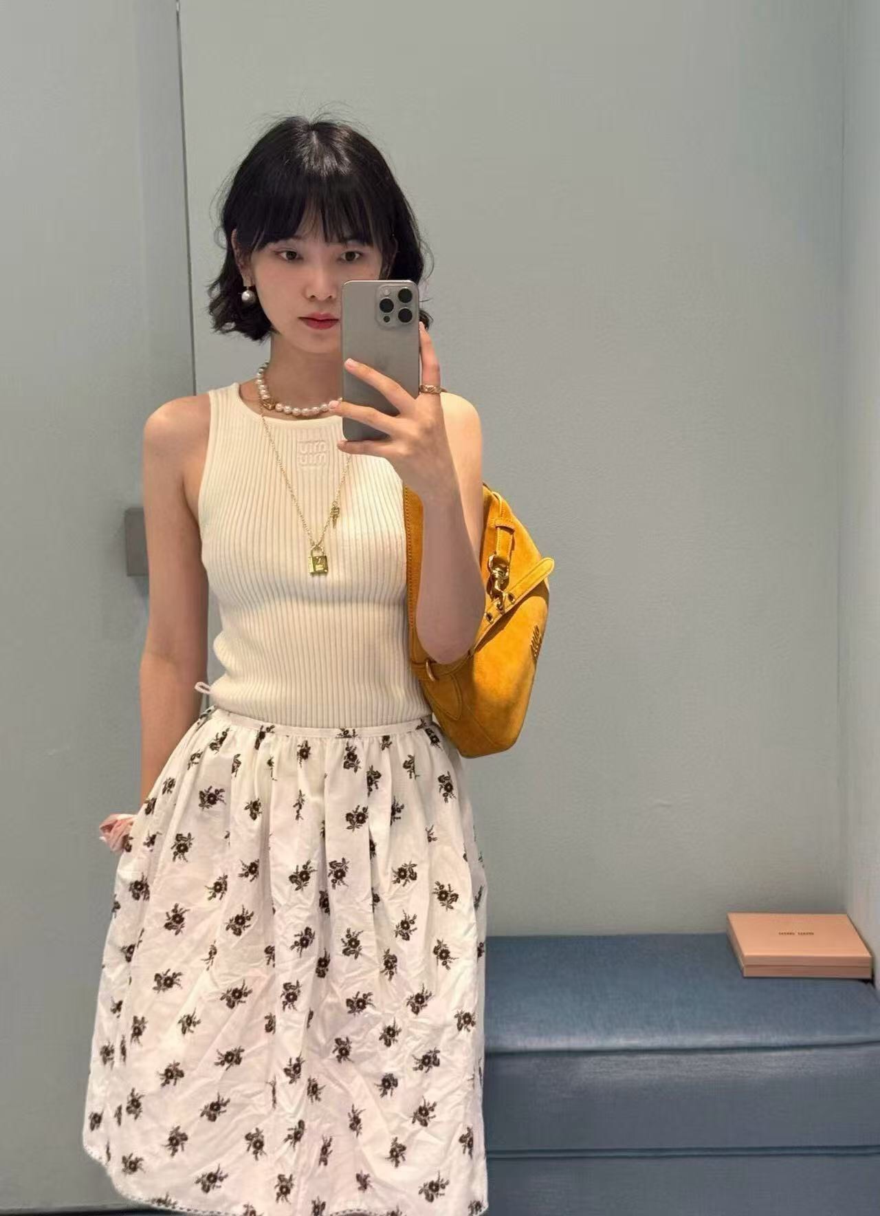 NO:783082,Model No. 20262828 Miumi* new style casual skirt with small floral print all over, white, SML [M size waist 70, length 64; weight 0.255kg], Miumi-clothing, miumiu, skirts,19860909款号20262828 Miumi*新款 满身小碎花印花休闲半裙,白色,SML【M码腰围70,长64；重量0.255kg】,缪缪-服装,miumiu,skirts,,Women's clothing