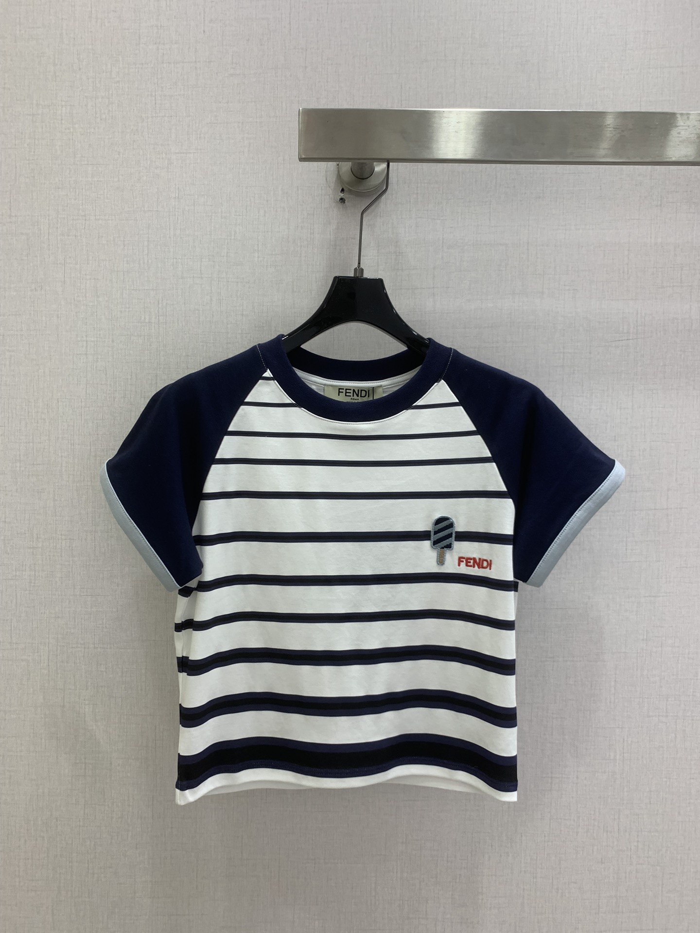 NO:804622,Highly recommended 26 spring and summer new embroidered letter pattern striped short-sleeved T-shirt. It is very dense and feels great. It is a really hard-working one!  !  Perfect details, regular fit!  The upper body is not picky at all, simple and generous, instantly enhances the temperament, one color SML code, high quality ABC, T-shirt, tees, t-shirt,19860909强烈推荐 26春夏新款 刺绣字母图案条纹短袖T恤 密度很高手感超好 真的费劲心血的一款！！细节完美 常规版型！上身完全不挑人简单大方 瞬间提升气质 一个色 SML码 高品质ABC,,T-shirt,tees，t-shirt,,Women's clothing