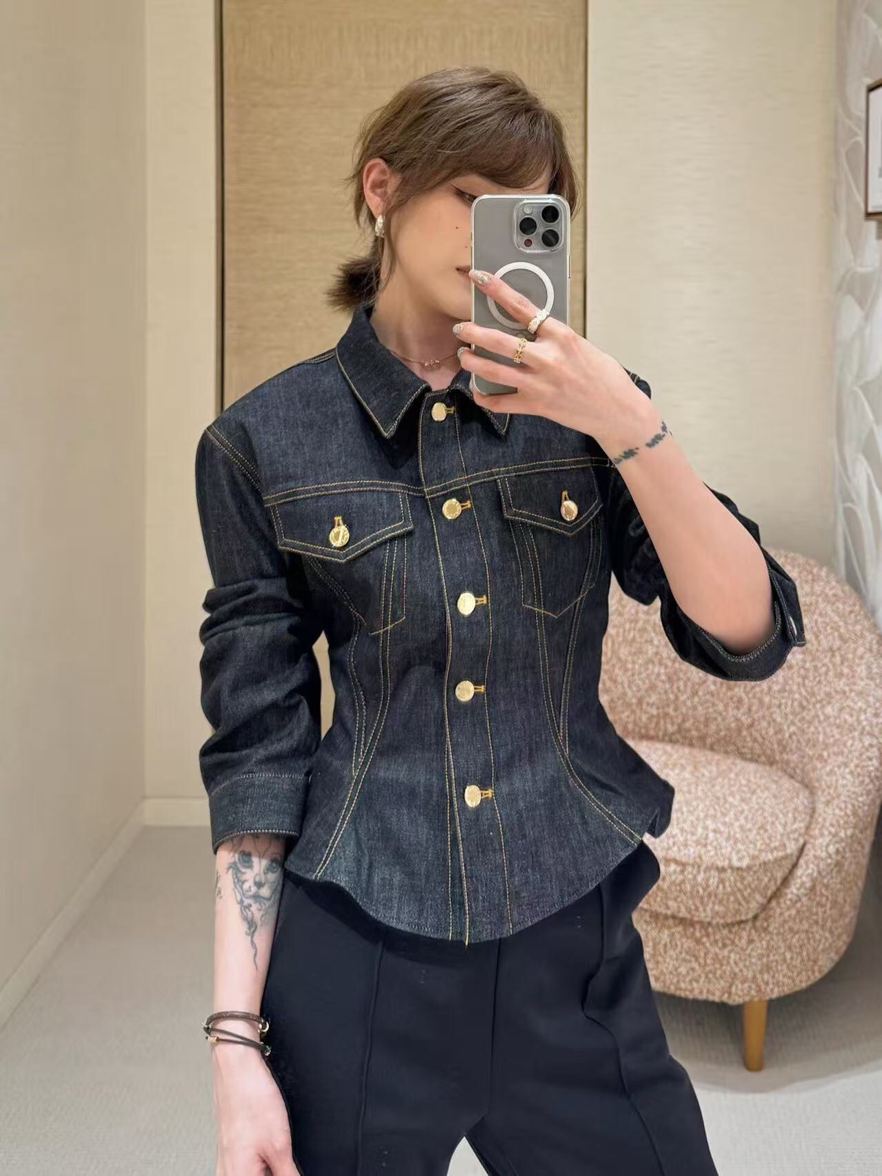 NO:783081,Model No. 20262842 LV's latest model, chest pocket ruffled slim long-sleeved denim top, blue, SML, [M size shoulder width 39, bust 88, sleeve length 64, length 53], Louis Vuitton-clothing, louis vuitton, louis vuitton,19860909款号20262842 LV*新款 胸前口袋荷叶边修身长袖牛仔上衣,蓝色,SML,【M码肩宽39,胸围88,袖长64,长53】,路易威登-服装,louis vuitton,louis vuitton,,Women's clothing