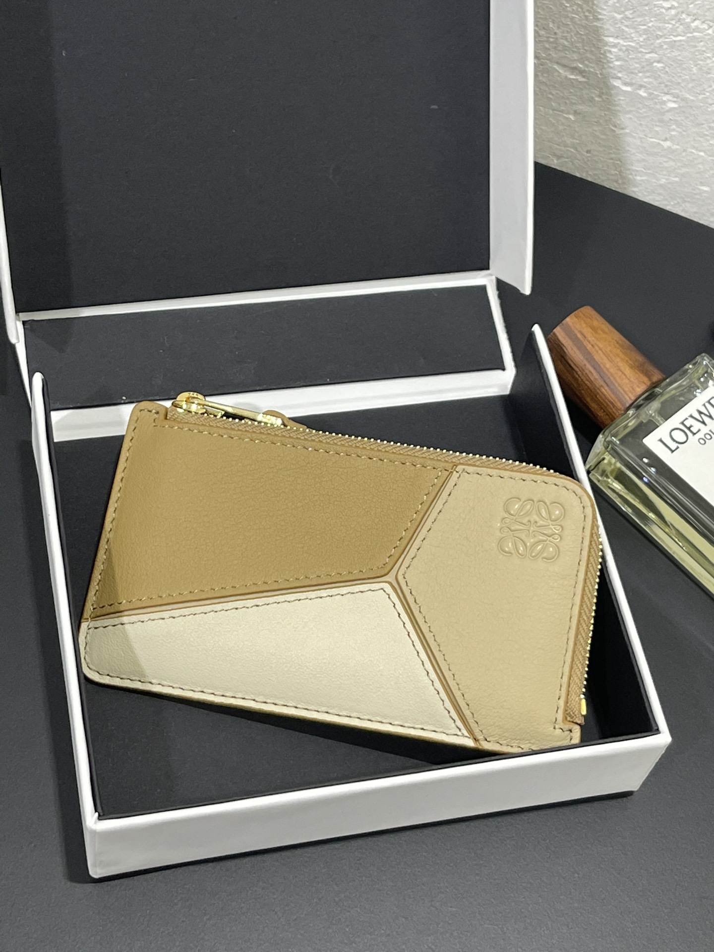 NO:852465,The puzzle coin cardholder is shipped in a small zippered card bag. It is made of soft calf leather with multi-color splicing. It can insert cards and change, which is exquisite and fashionable. Style number 3756, size 13*7.5, Loewe wallet, loewe, wallets, cowhide19860909puzzle coin cardholder拼接拉链小卡包出货,选用质感柔软的小牛皮多色拼接,可插卡可放零钱,精致、时尚.款号3756尺寸13*7.5,罗意威钱包,loewe,wallets,cowhide,欧美剧