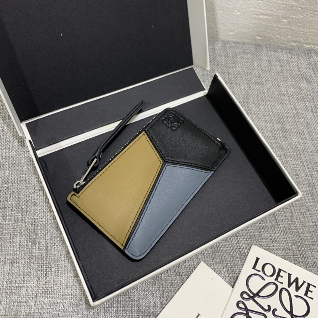 NO:769276,The uzzle coin cardholder spliced ​​zipper small card bag is shipped. It is made of soft calfskin multi-color splicing. It can insert cards and change. It is exquisite and fashionable. Model No. 3756, size 13*7.5, Loewe wallet, loewe, wallets, cowhide19860909uzzle coin cardholder拼接拉链小卡包出货,选用质感柔软的小牛皮多色拼接,可插卡可放零钱,精致、时尚.款号3756尺寸13*7.5,罗意威钱包,loewe,wallets,cowhide,欧美剧