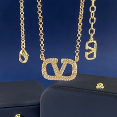 HL92 华伦天奴Valentino轻奢时尚镂空满钻长方形V字母吊坠项链毛衣链 黄铜材料镀金 黄金色白金 HL92 华伦天奴Valentino轻奢时尚镂空满钻长方形V字母吊坠项链毛衣链 黄铜材料镀金 黄金色白金