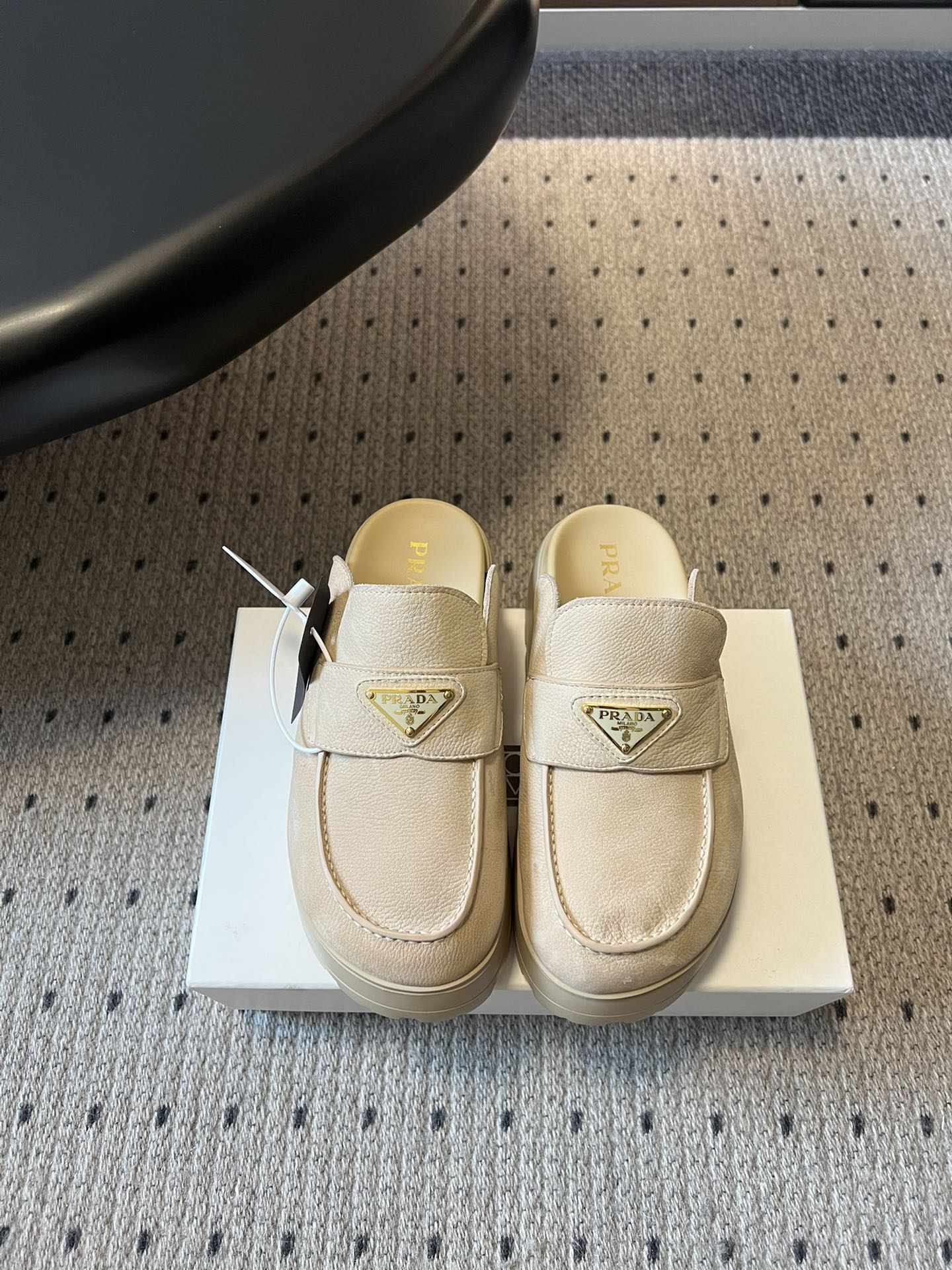 NO:782505,Top quality Prad *26ss early spring new retro thick-soled Mule slippers  A true dressing expert will always know how good a pair of well-worn Mule slippers are. This pair of shoes perfectly combines retro texture and relaxation. It is an all-purpose tool for lazy people to wear when going out on the street or commuting in spring and summer. It adds a sense of atmosphere directly to the feet. The classic Muller slipper type comes with advanced filters and a thick-soled design that quietly increases the height, easily elongates the proportion of the legs, visually makes the legs look longer, and is extremely friendly to all body types.  The slip-on design is super easy to put on and take off. Whether it is paired with jeans, casual pants, or simple skirts or wide-leg pants, it can be seamlessly connected and effortlessly fashionable. Imported cow nubuck upper, sheepskin lining, original molded outsole, size 35-41 (customized sizes 40 and 41 are non-refundable), heel height 5.5cm, half drag, prada, skirts, jeans, sheepskin19860909顶级品质 Prad *26ss早春新款复古厚底穆勒拖 真正的穿搭高手,永远懂一双好穿的穆勒拖有多香.这双鞋把复古质感与松弛感完美融合,是春夏出街、通勤懒人穿搭的万能神器,上脚直接氛围感拉满.经典的穆勒拖型自带高级滤镜,厚底设计悄悄增高,轻松拉长腿部比例,视觉上秒变大长腿,对各种身材都极度友好. 一脚蹬的设计穿脱超方便,不管是搭配牛仔裤、休闲裤,还是简约裙装、阔腿裤,都能无缝衔接,轻松拿捏不费力的时髦感. 鞋面进口牛磨砂 内里羊皮 大底原版开模大底 size35-41码（40、41码定制不退换） 跟高5.5cm,半拖,prada,skirts,jeans,sheepskin,Women's Shoes