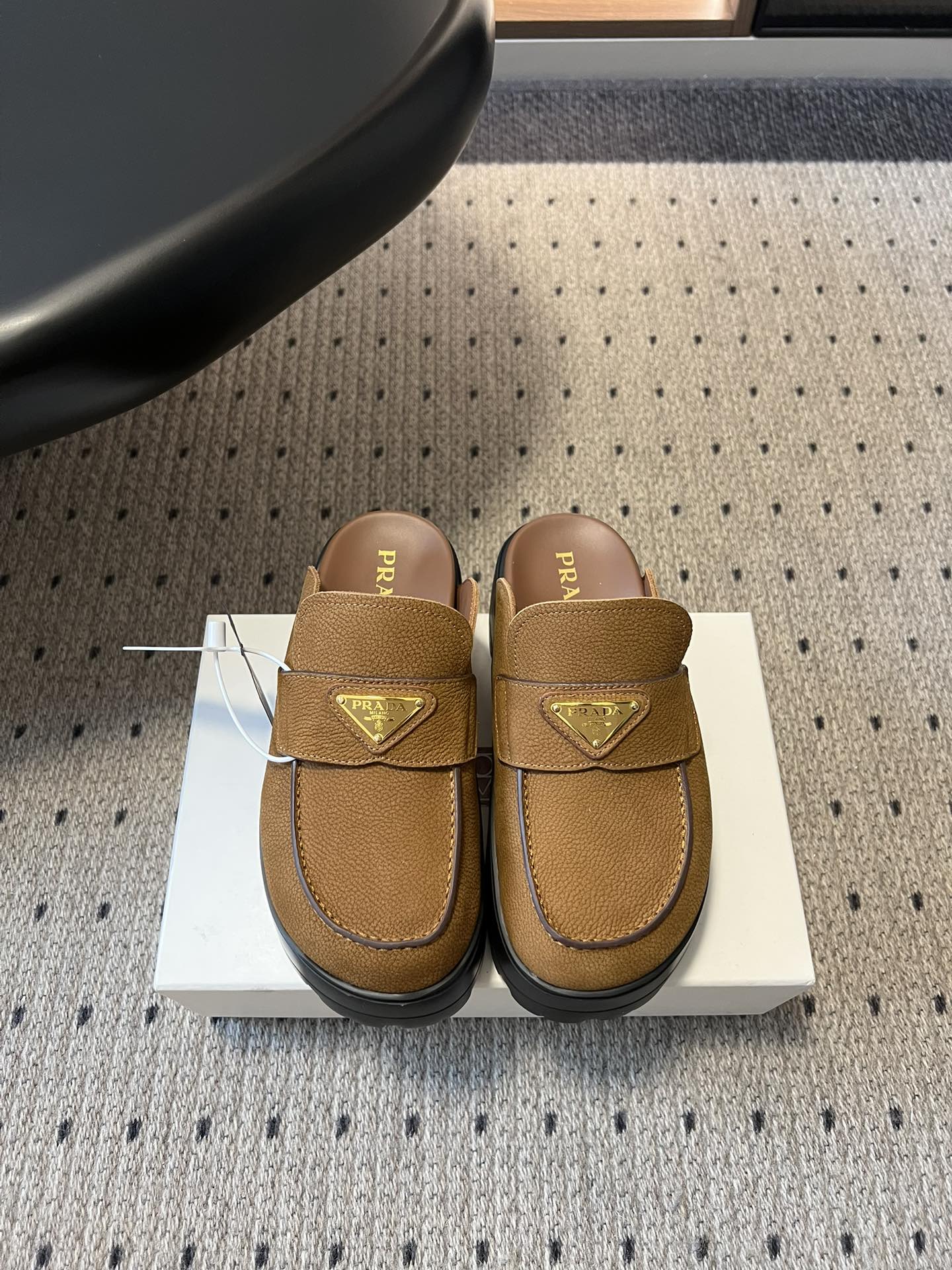 NO:781606,Prad *26ss early spring new retro thick-soled Mule slippers. A true dressing expert will always know how good a pair of well-worn Mule slippers are. This pair of shoes perfectly combines retro texture and relaxation. It is an all-purpose artifact for lazy people to wear when going out on the street or commuting in spring and summer. It adds a sense of atmosphere directly to the feet. The classic Mule slippers come with advanced filters, and the thick-soled design quietly increases the height, easily elongating the proportion of the legs, visually making the legs look longer, and is extremely friendly to all body types.  The slip-on design is super easy to put on and take off. Whether it is paired with jeans, casual pants, or simple skirts or wide-leg pants, it can be seamlessly connected and effortlessly fashionable. Imported cow nubuck upper, sheepskin lining, original molded outsole, size 35-41 (customized sizes 40 and 41 are non-refundable), heel height 5.5cm, half drag, prada, skirts, jeans, sheepskin19860909Prad *26ss早春新款复古厚底穆勒拖 真正的穿搭高手,永远懂一双好穿的穆勒拖有多香.这双鞋把复古质感与松弛感完美融合,是春夏出街、通勤懒人穿搭的万能神器,上脚直接氛围感拉满.经典的穆勒拖型自带高级滤镜,厚底设计悄悄增高,轻松拉长腿部比例,视觉上秒变大长腿,对各种身材都极度友好. 一脚蹬的设计穿脱超方便,不管是搭配牛仔裤、休闲裤,还是简约裙装、阔腿裤,都能无缝衔接,轻松拿捏不费力的时髦感. 鞋面进口牛磨砂 内里羊皮 大底原版开模大底 size35-41码（40、41码定制不退换） 跟高5.5cm,半拖,prada,skirts,jeans,sheepskin,Women's Shoes