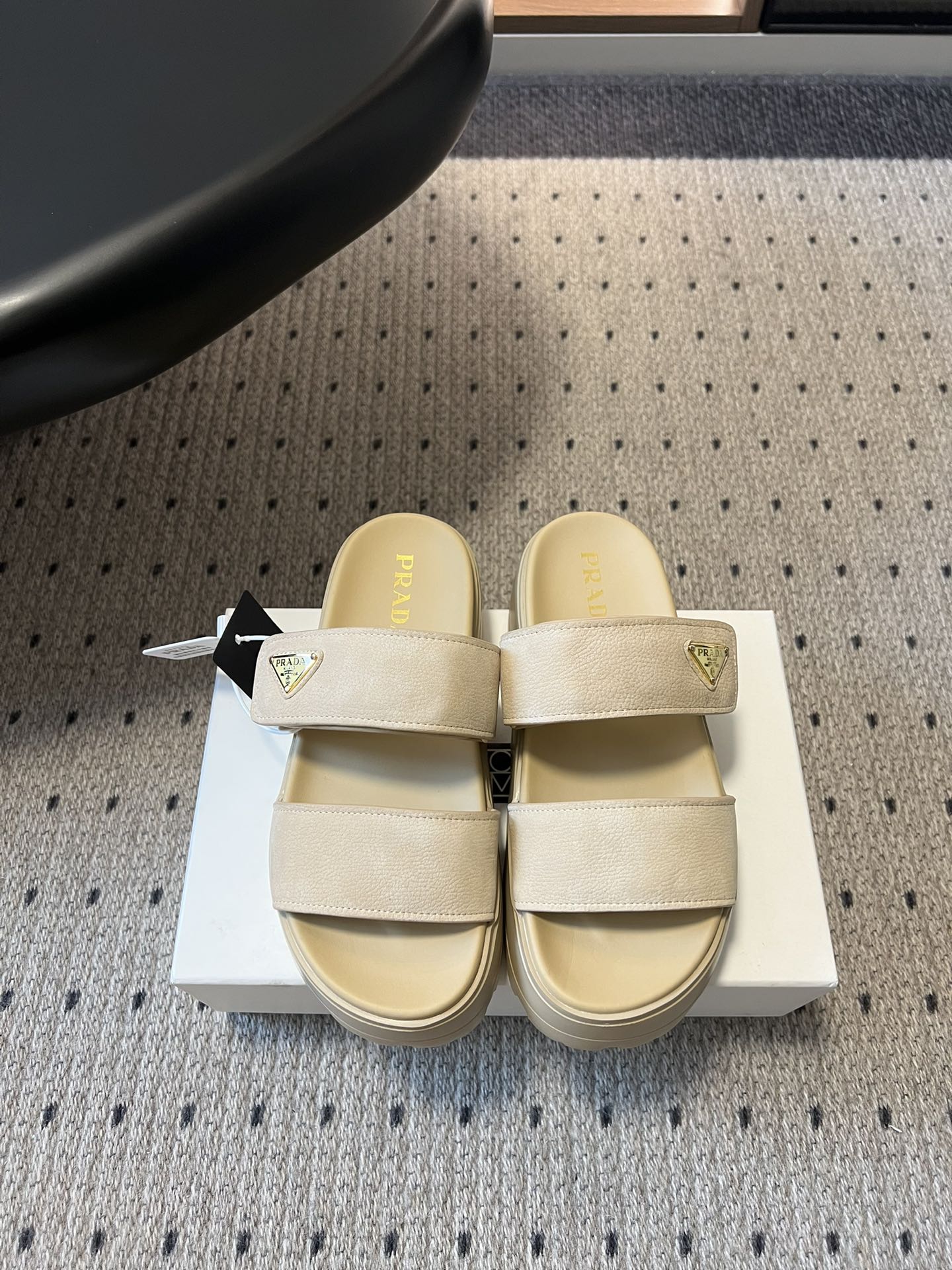 NO:782557,Top quality Prad *26ss early spring new style retro thick-soled double-strap sandals. You can rely on this pair of double-strap sandals to feel relaxed when you go out in the summer. It reshapes the aesthetics of summer wear with a minimalist double-strap design. It is unobtrusive but has a sense of luxury. It is an indispensable and versatile item in the shoe cabinet. The classic thick-soled version is the finishing touch, quietly optimizing the leg line, easily wearing it to show your height, while weakening the dragging feeling of the flat bottom, making it stable and light on the foot.  The double-strap design fits the foot shape without slipping, making it easy to put on and take off. Whether it is paired with casual shorts, loose jeans, a dress, or a long vacation skirt, it can be seamlessly adapted to easily create a casual and effortless summer look. Imported cow frosted upper, sheepskin lining, original molded outsole, size 35-41 (customized sizes 40 and 41 are non-refundable)  Heel height 5cm, slippers, prada, slippers, skirts, shorts, jeans, sheepskin19860909顶级品质 Prad *26ss早春新款复古厚底双带凉拖 夏日出街的松弛感,全靠这双双带凉拖拿捏.它以极简的双带设计重塑夏日穿搭美学,不刻意却自带高级感,是鞋柜里不可或缺的百搭单品.经典厚底版型是点睛之笔,悄悄优化腿部线条,轻松穿出显高效果,同时弱化平底的拖沓感,上脚稳当又轻盈. 双带设计贴合脚型不滑落,穿脱便捷度拉满,不管是搭配休闲短裤、宽松牛仔裤,还是连衣裙、度假长裙,都能无缝适配,轻松打造随性不费力的夏日造型. 鞋面进口牛磨砂 内里羊皮 大底原版开模大底 size35-41码（40、41码定制不退换） 跟高5cm,拖鞋,prada,slippers,skirts,shorts,jeans,sheepskin,Women's Shoes
