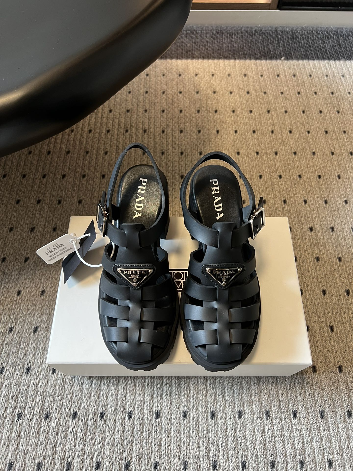 NO:781649,Prad *26ss new early spring woven Roman thick-soled sandals. The cage-woven Roman shoe shape has a lazy and casual atmosphere. The iconic inverted triangle metal logo embellishes the toe. It is low-key and noble, instantly improving the texture of the wear. Every detail demonstrates the brand's top craftsmanship. The thick-soled platform design can increase height in seconds, easily lengthen the leg line, and make the legs look longer in seconds; the back strap buckle design makes it easy to put on and take off, and fits the ankle perfectly.  Original custom foam upper, original custom foam lining, original molded outsole, sizes 35-41 (customized sizes 40 and 41 are non-refundable), heel height 9cm, sandals, prada, sandals19860909Prad *26ss早春新款编织罗马厚底凉鞋 笼式编织罗马鞋型,自带慵懒随性的氛围感,标志性的倒三角金属logo点缀鞋头,低调又显贵,瞬间提升穿搭质感,每一处细节都彰显着品牌的顶级工艺. 厚底松糕设计,秒增身高,轻松拉长腿部线条,秒变大长腿既视感；后绊带搭扣设计,穿脱便捷,同时完美贴合脚踝. 鞋面原版定制发泡 内里原版定制发泡 大底原版开模大底 size35-41码（40、41码定制不退换） 跟高9cm,凉鞋,prada,sandals,Women's Shoes