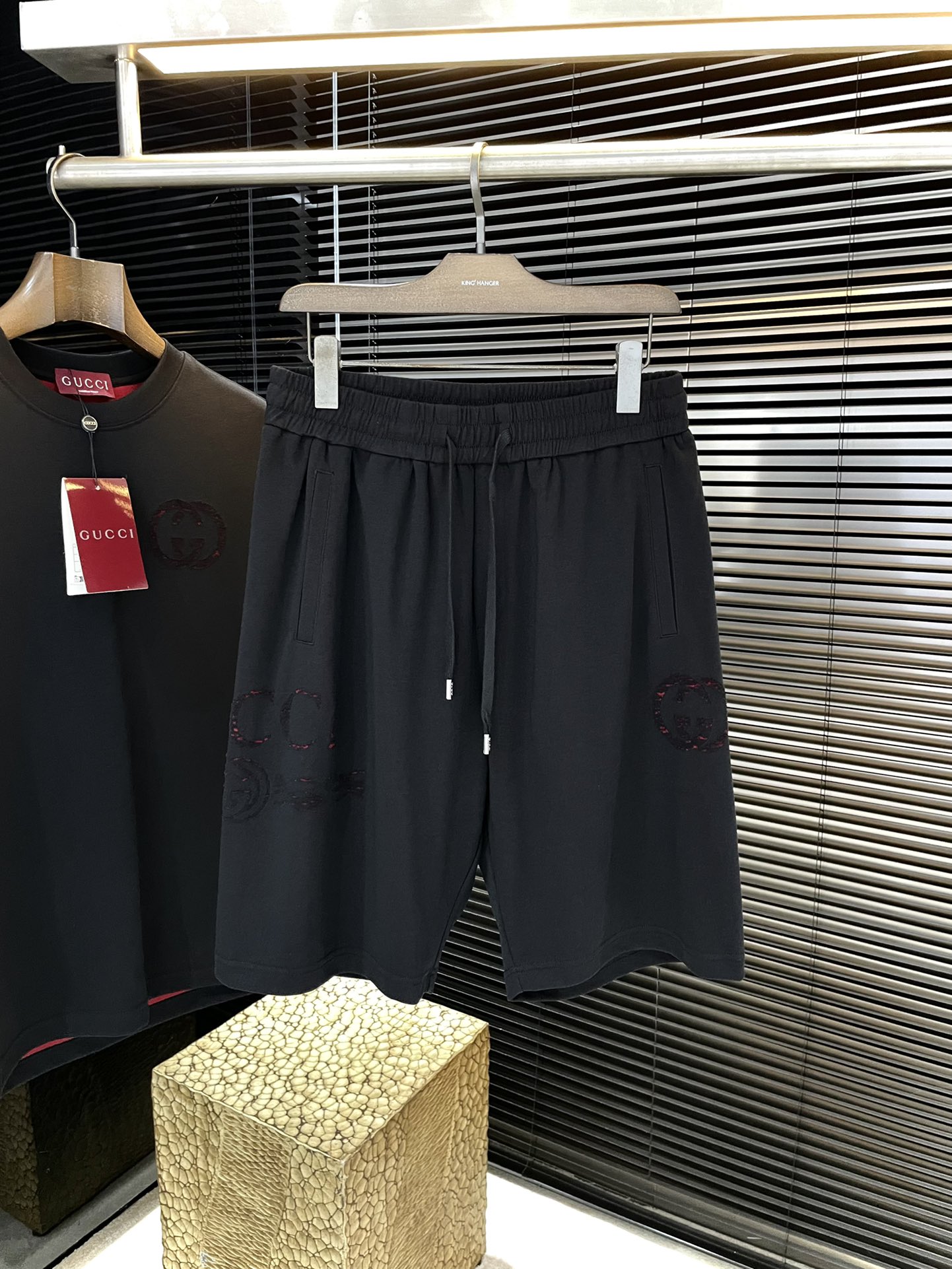 NO:773434,P Gucc - (Gucci) 2026 spring and summer new style, the latest casual shorts. The original pants type upper body is casual and versatile, the Logo jacquard fabric design is casual and lazy, the advanced customized imported modal cotton fabric, customized craftsmanship is overwhelmingly comfortable. High-end atmosphere, does it have the taste of summer, the first choice. Size M to XXXL purchasing level...,,gucci,gucci,shorts,19860909P  Gucc-（古驰）2026春夏季新款,最新休闲短裤.原版裤型上身休闲百搭、Logo提花面料设计随性慵懒范,高级定制进口莫代尔棉面料,订制工艺 舒适感爆棚.高端大气,夏天的味道有没有,首选 .码数 M一XXXL代购级别……,,gucci,gucci,shorts,,Men's clothing