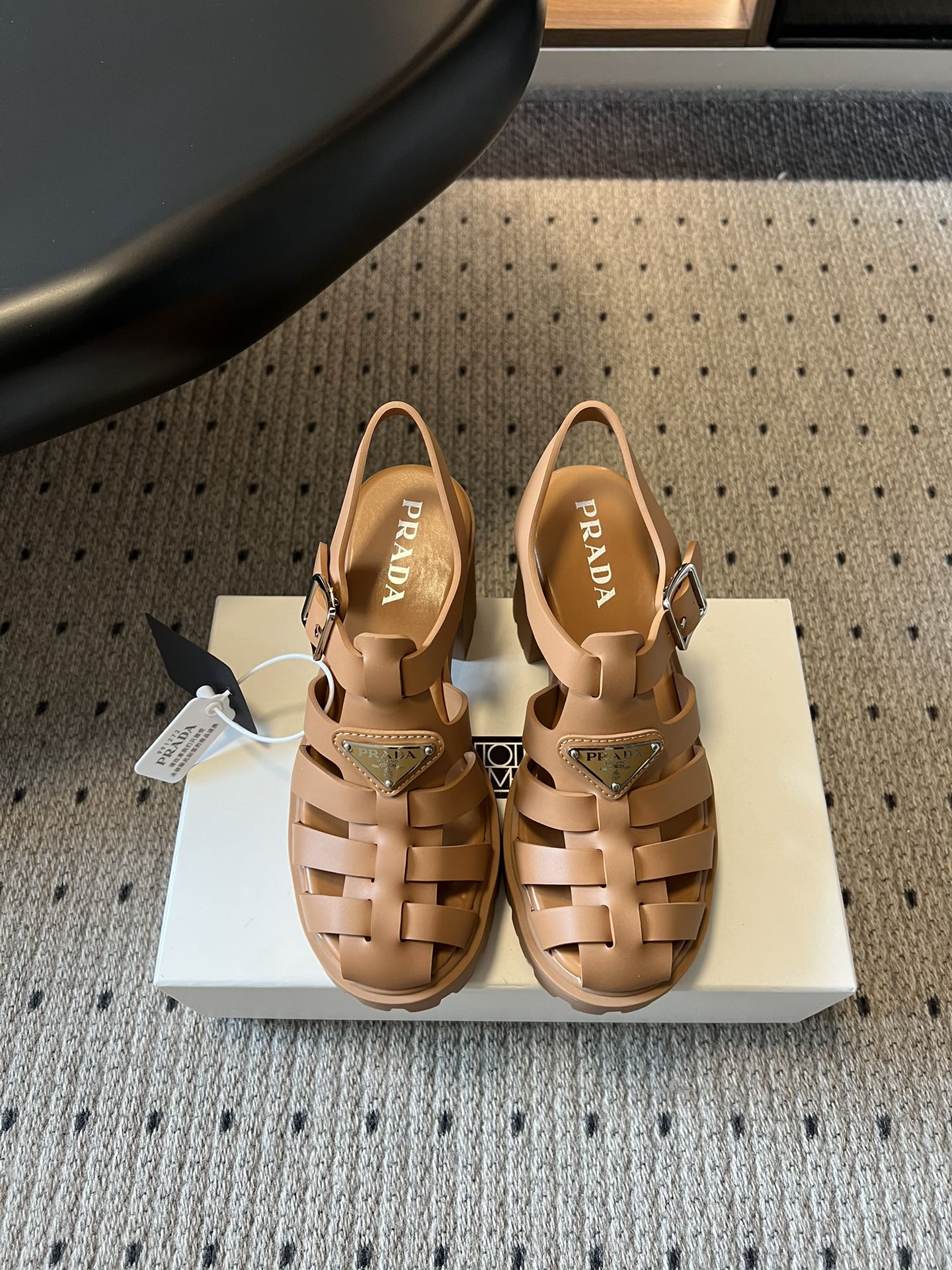 NO:781656,Prad *26ss new early spring woven Roman thick-soled sandals. The cage-woven Roman shoe shape has a lazy and casual atmosphere. The iconic inverted triangle metal logo embellishes the toe. It is low-key and noble, instantly improving the texture of the wear. Every detail demonstrates the brand's top craftsmanship. The thick-soled platform design can increase height in seconds, easily lengthen the leg line, and make the legs look longer in seconds; the back strap buckle design makes it easy to put on and take off, and fits the ankle perfectly.  Original custom foam upper, original custom foam lining, original molded outsole, sizes 35-41 (customized sizes 40 and 41 are non-refundable), heel height 9cm, sandals, prada, sandals19860909Prad *26ss早春新款编织罗马厚底凉鞋 笼式编织罗马鞋型,自带慵懒随性的氛围感,标志性的倒三角金属logo点缀鞋头,低调又显贵,瞬间提升穿搭质感,每一处细节都彰显着品牌的顶级工艺. 厚底松糕设计,秒增身高,轻松拉长腿部线条,秒变大长腿既视感；后绊带搭扣设计,穿脱便捷,同时完美贴合脚踝. 鞋面原版定制发泡 内里原版定制发泡 大底原版开模大底 size35-41码（40、41码定制不退换） 跟高9cm,凉鞋,prada,sandals,Women's Shoes
