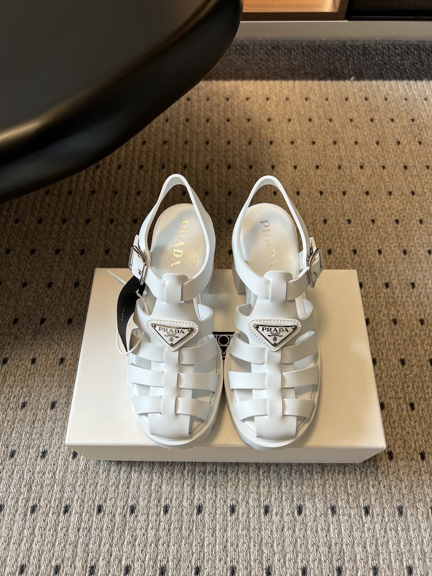 NO:782525,Top quality Prad *26ss new early spring woven Roman thick-soled sandals. The cage-woven Roman shoe shape has a lazy and casual atmosphere. The iconic inverted triangle metal logo embellishes the toe. It is low-key and noble, instantly improving the texture of the wear. Every detail demonstrates the brand's top craftsmanship. The thick-soled sponge cake design can increase height in seconds, easily lengthen the leg line, and make the legs look longer in seconds; the back strap buckle design makes it easy to put on and take off, and fits the ankle perfectly.  Original custom foam upper, original custom foam lining, original molded outsole, sizes 35-41 (customized sizes 40 and 41 are non-refundable), heel height 9cm, sandals, prada, sandals19860909顶级品质 Prad *26ss早春新款编织罗马厚底凉鞋 笼式编织罗马鞋型,自带慵懒随性的氛围感,标志性的倒三角金属logo点缀鞋头,低调又显贵,瞬间提升穿搭质感,每一处细节都彰显着品牌的顶级工艺. 厚底松糕设计,秒增身高,轻松拉长腿部线条,秒变大长腿既视感；后绊带搭扣设计,穿脱便捷,同时完美贴合脚踝. 鞋面原版定制发泡 内里原版定制发泡 大底原版开模大底 size35-41码（40、41码定制不退换） 跟高9cm,凉鞋,prada,sandals,Women's Shoes