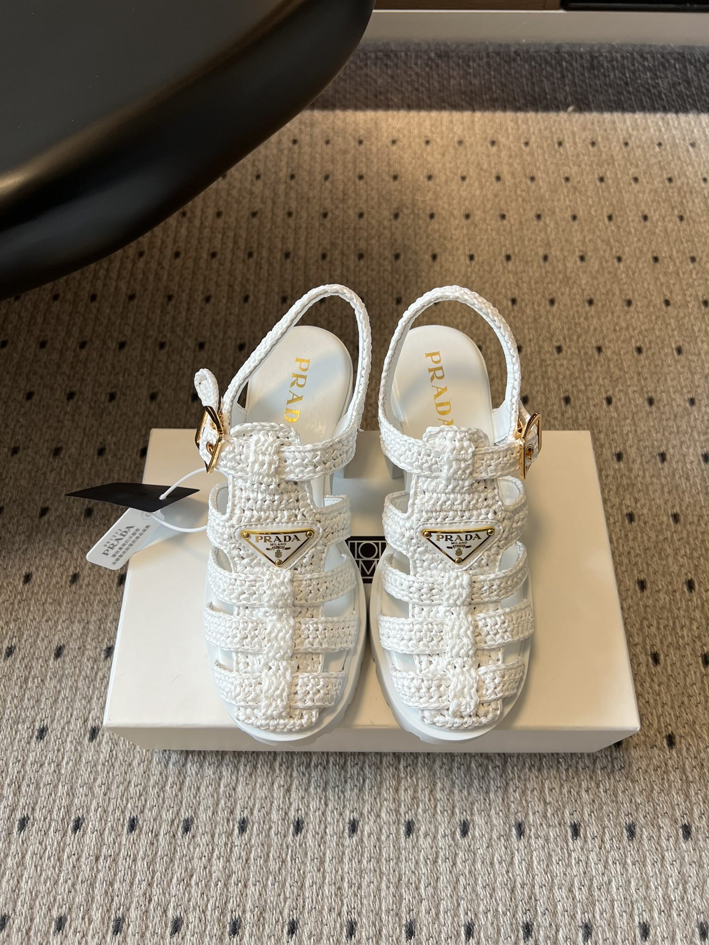 NO:782518,Top quality Prad *26ss early spring new woven Roman thick-soled sandals. An instantly recognizable classic design that perfectly blends Prada's avant-garde aesthetics with a retro vacation feel. The hand-woven cage-style Roman shoe shape has a lazy and relaxed atmosphere, and the iconic inverted triangle metal logo embellishes the toe. It is low-key and noble, instantly enhancing the texture of the outfit. Every detail demonstrates the brand's top craftsmanship.  The feel of the upper foot is impeccable, the soft and elastic thick sole fits the foot shape, and the feet will not be tired even if it is worn for a long time. Even if you go shopping for a long time or go on vacation, there will be no pressure. Hand-woven upper, sheepskin lining, original open molded outsole, size 35-41 (customized sizes 40 and 41 are not returnable), heel height 9cm, sandals, prada, sandals, sheepskin19860909顶级品质 Prad *26ss早春新款编织罗马厚底凉鞋 一眼沦陷的经典设计,将Prada的先锋美学与复古度假感完美融合.手工编织的笼式罗马鞋型,自带慵懒松弛的氛围感,标志性的倒三角金属logo点缀鞋头,低调又显贵,瞬间提升穿搭质感,每一处细节都彰显着品牌的顶级工艺. 上脚的脚感更是无可挑剔,软弹的厚底贴合脚型,久穿不累脚,哪怕是长时间逛街、度假出行也毫无压力. 鞋面手工编织鞋面 内里羊皮 大底原版开模大底 size35-41码（40、41码定制不退换） 跟高9cm,凉鞋,prada,sandals,sheepskin,Women's Shoes