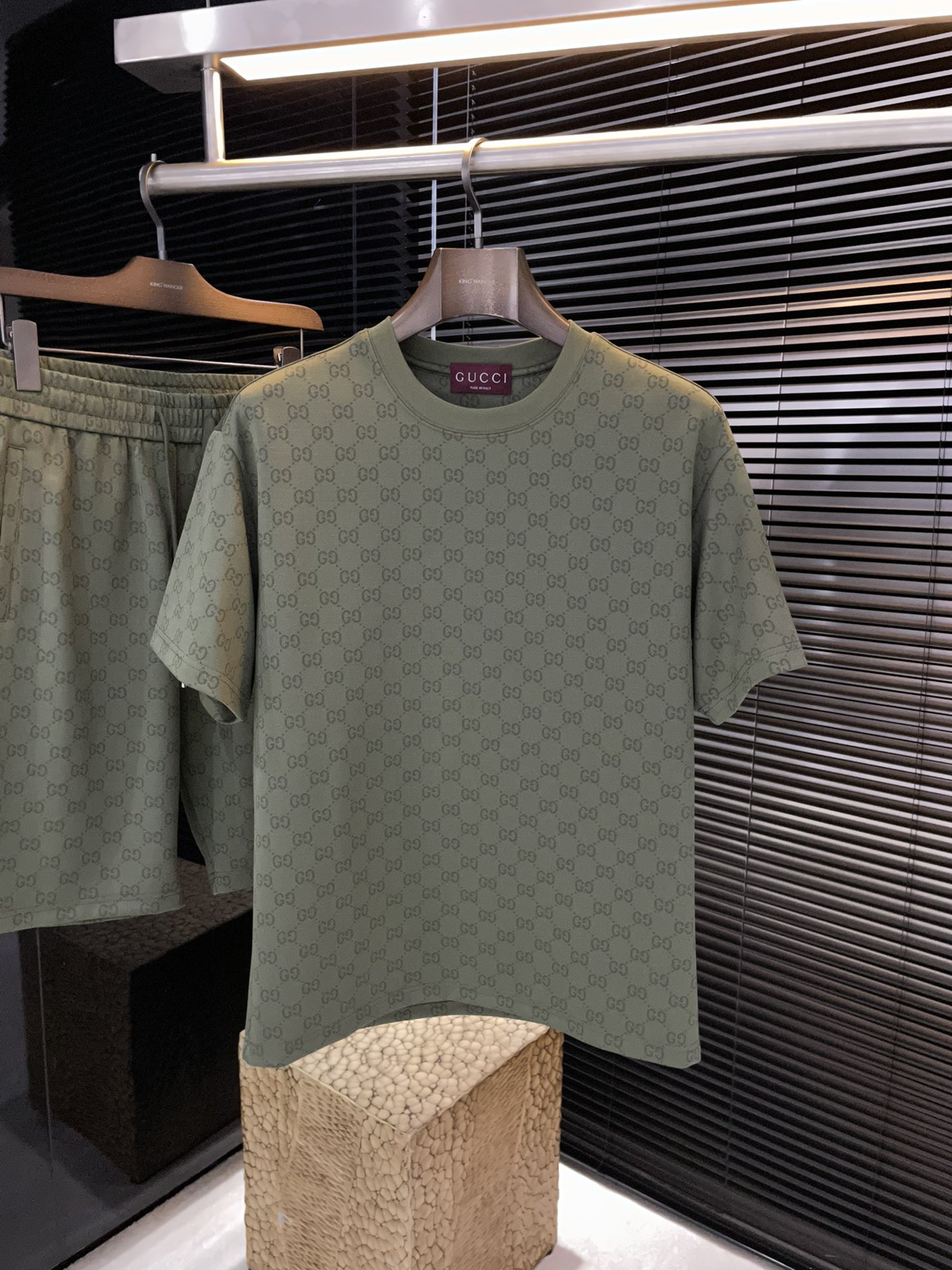 NO:773436,P Gucc - (Gucci) Advanced Customization 2026 Spring and Summer New Short Sleeves This T-shirt is a new product in the summer men's wear series. It is decorated with a classic brand logo jacquard design and is carefully made of cotton jersey fabric. It is decorated with a printed design throughout. It can be paired with a variety of jeans to add a casual style. Highly recommended!  Size M-3XL,,gucci,gucci,jeans,T-shirt,tees,t-shirt,19860909P  Gucc-（古驰）高级定制 2026春夏季新款短袖 这款T恤是夏季男装系列新品,饰以经典品牌Logo提花设计棉质平纹针织面料精心制作,通体饰以印花设计 可搭配各种牛仔裤,增添休闲风范.强烈推荐！码数 M-3XL,,gucci,gucci,jeans,T-shirt,tees，t-shirt,,Men's clothing