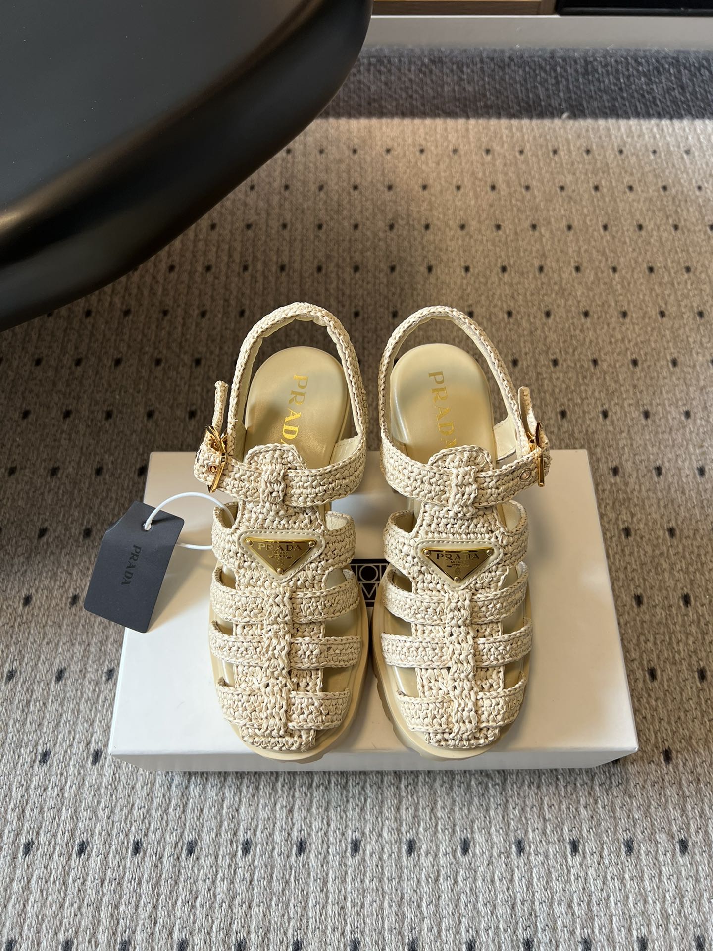 NO:781663,Prad *26ss new early spring woven Roman thick-soled sandals. An instantly recognizable classic design that perfectly blends Prada's avant-garde aesthetics with a retro holiday feel. The hand-woven cage-style Roman shoe shape has a lazy and relaxed atmosphere. The iconic inverted triangle metal logo embellishes the toe, which is low-key and noble. It instantly enhances the texture of the outfit. Every detail demonstrates the brand's top craftsmanship.  The feel of the upper foot is impeccable, the soft and elastic thick sole fits the foot shape, and the feet will not be tired even if it is worn for a long time. Even if you go shopping for a long time or go on vacation, there will be no pressure. Hand-woven upper, sheepskin lining, original open molded outsole, size 35-41 (customized sizes 40 and 41 are not returnable), heel height 9cm, sandals, prada, sandals, sheepskin19860909Prad *26ss早春新款编织罗马厚底凉鞋 一眼沦陷的经典设计,将Prada的先锋美学与复古度假感完美融合.手工编织的笼式罗马鞋型,自带慵懒松弛的氛围感,标志性的倒三角金属logo点缀鞋头,低调又显贵,瞬间提升穿搭质感,每一处细节都彰显着品牌的顶级工艺. 上脚的脚感更是无可挑剔,软弹的厚底贴合脚型,久穿不累脚,哪怕是长时间逛街、度假出行也毫无压力. 鞋面手工编织鞋面 内里羊皮 大底原版开模大底 size35-41码（40、41码定制不退换） 跟高9cm,凉鞋,prada,sandals,sheepskin,Women's Shoes