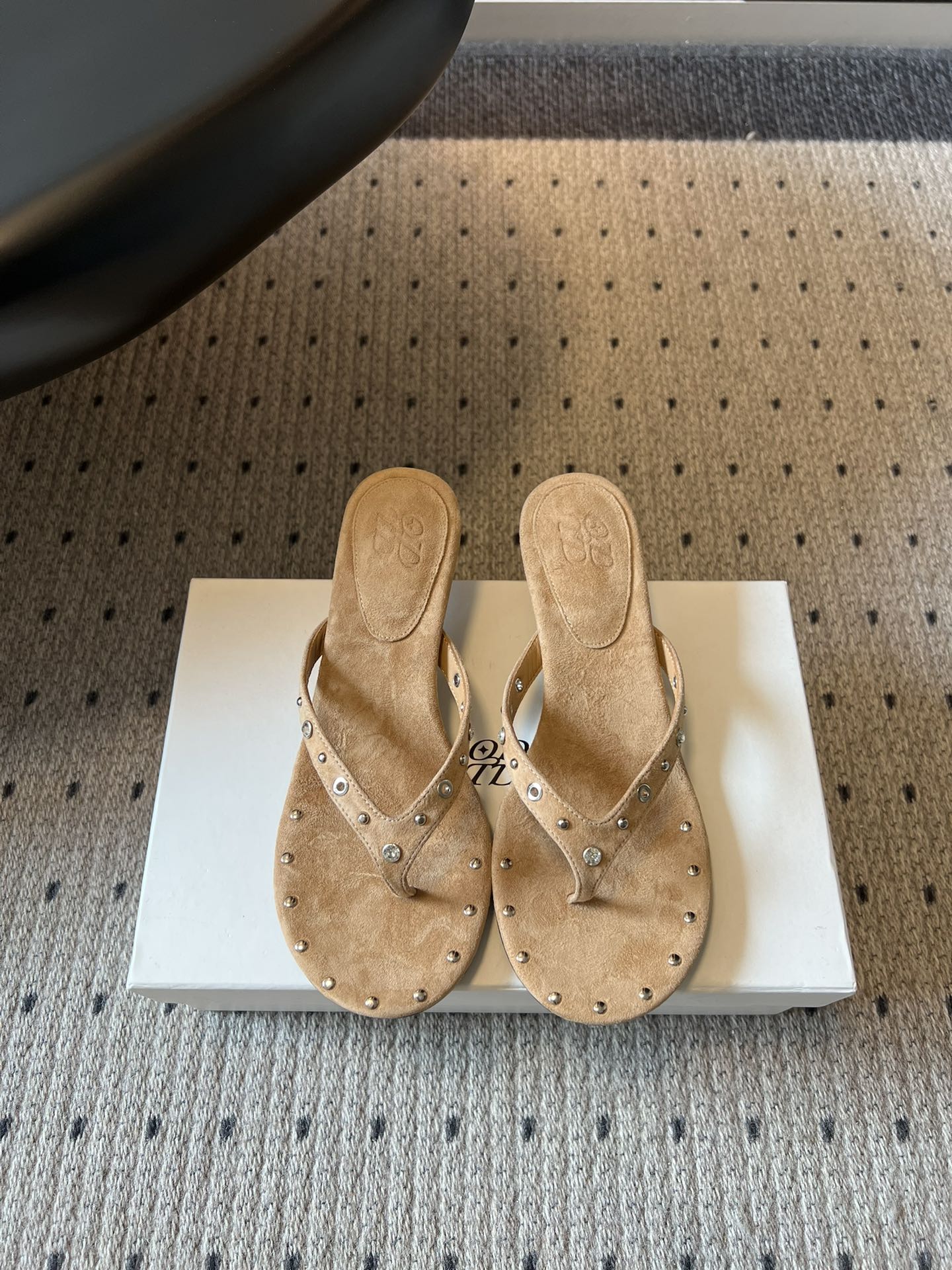 ODT*26SS春夏新款铆钉水钻夹脚低跟人字拖经典人字拖型自带松弛感，铆钉+水钻的组合瞬间提升精致度，把
