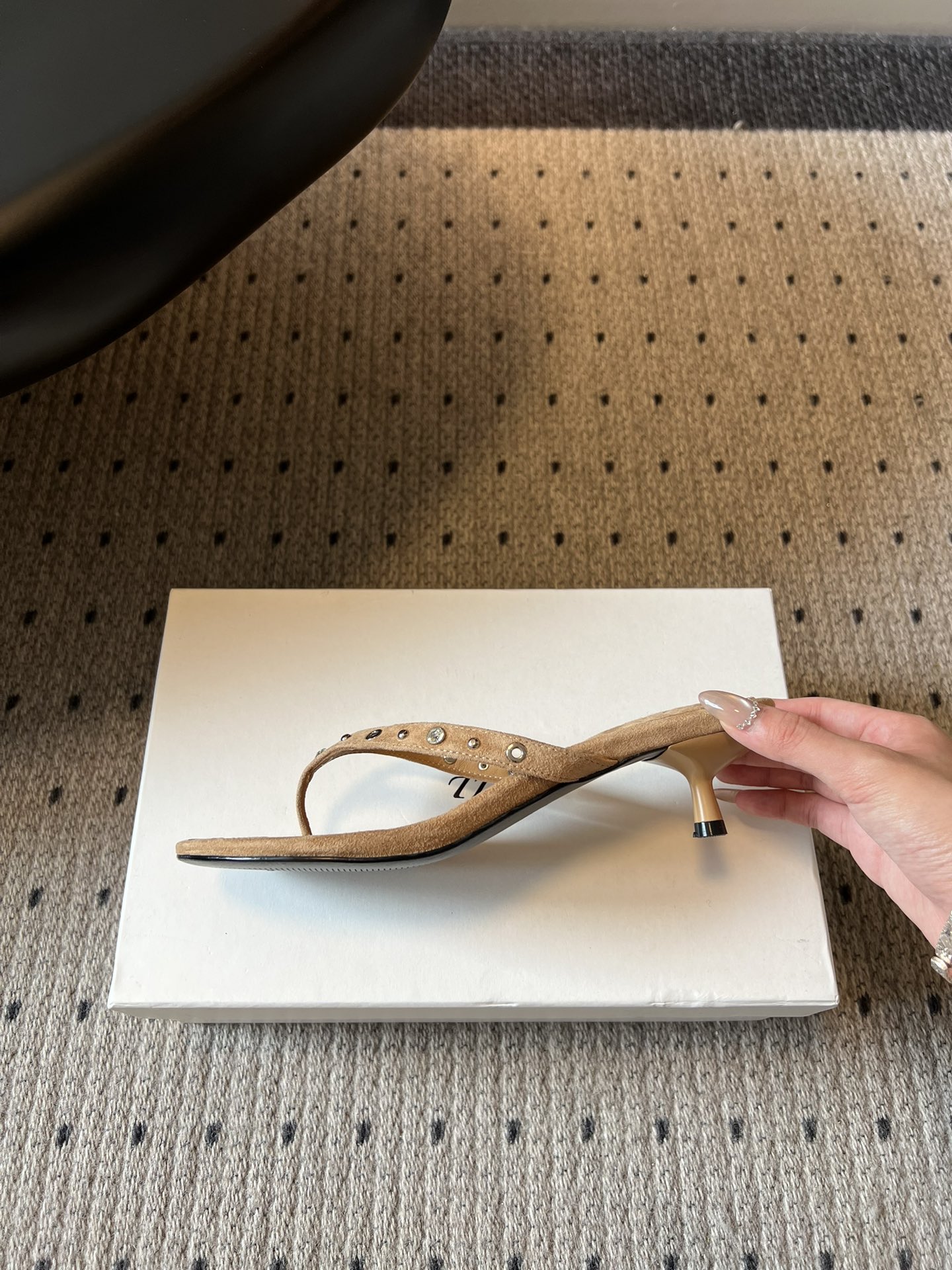 ODT*26SS春夏新款铆钉水钻夹脚低跟人字拖经典人字拖型自带松弛感，铆钉+水钻的组合瞬间提升精致度，把