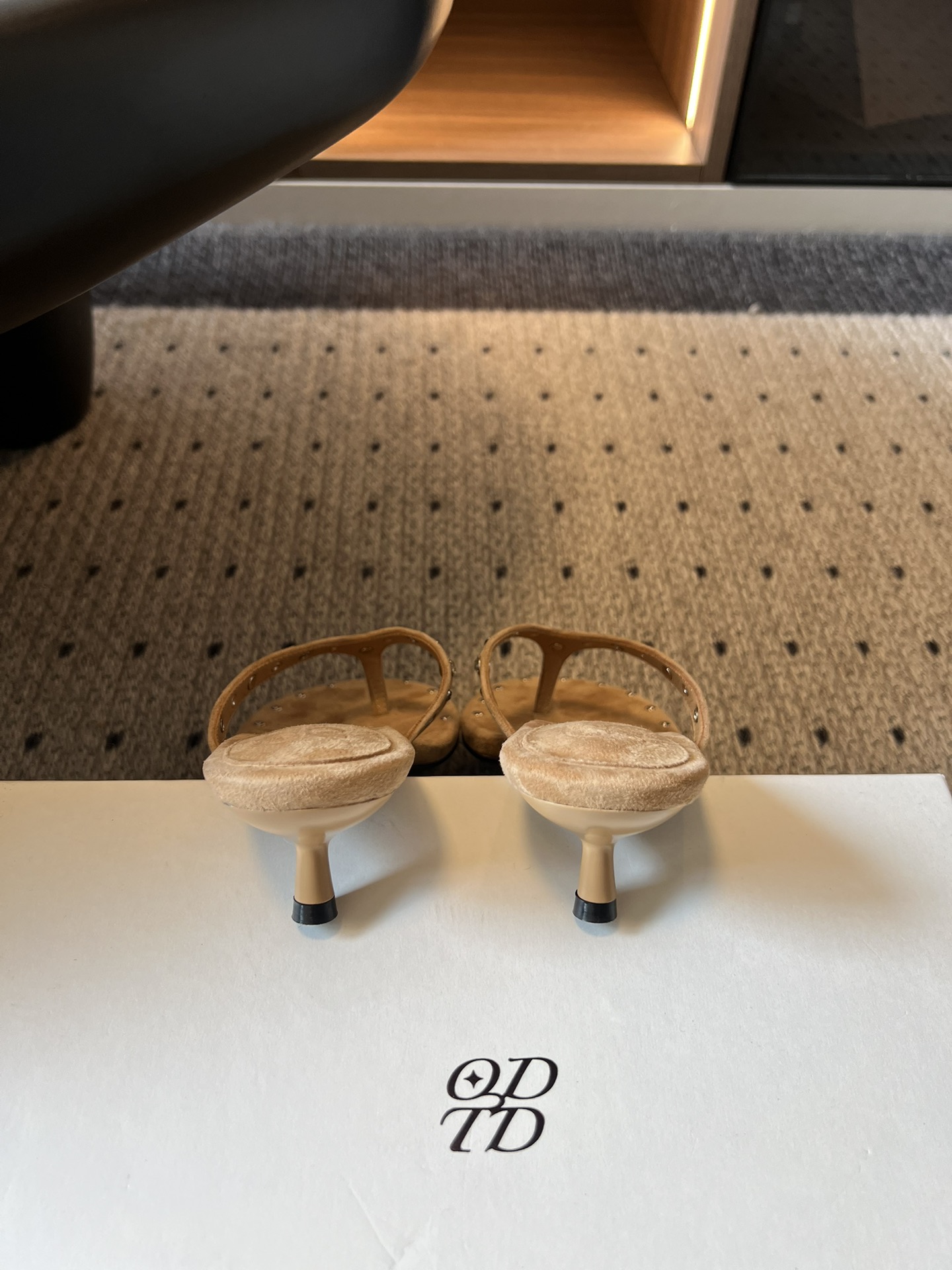 ODT*26SS春夏新款铆钉水钻夹脚低跟人字拖经典人字拖型自带松弛感，铆钉+水钻的组合瞬间提升精致度，把