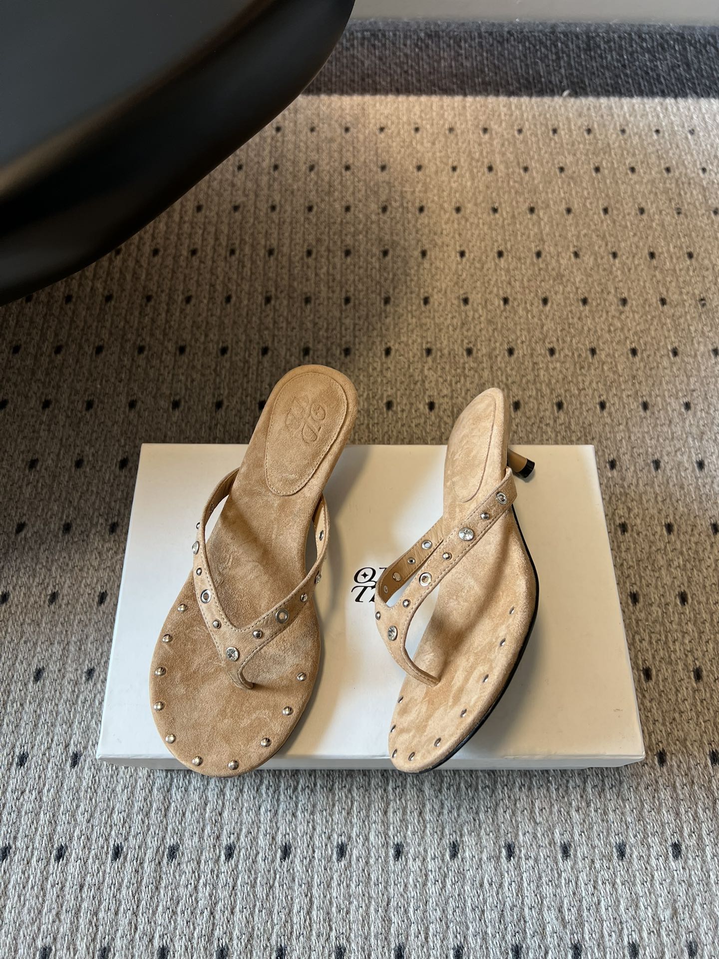 ODT*26SS春夏新款铆钉水钻夹脚低跟人字拖经典人字拖型自带松弛感，铆钉+水钻的组合瞬间提升精致度，把