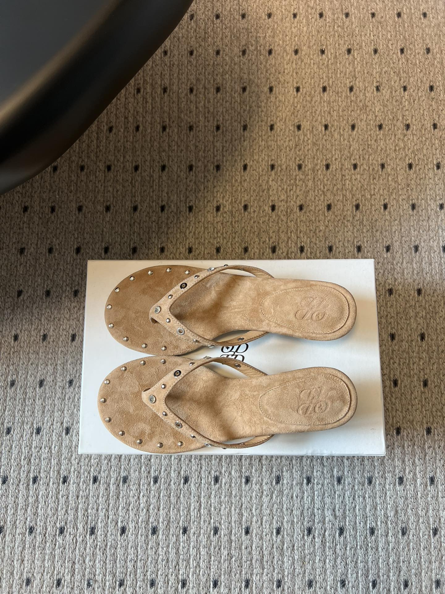 ODT*26SS春夏新款铆钉水钻夹脚低跟人字拖经典人字拖型自带松弛感，铆钉+水钻的组合瞬间提升精致度，把