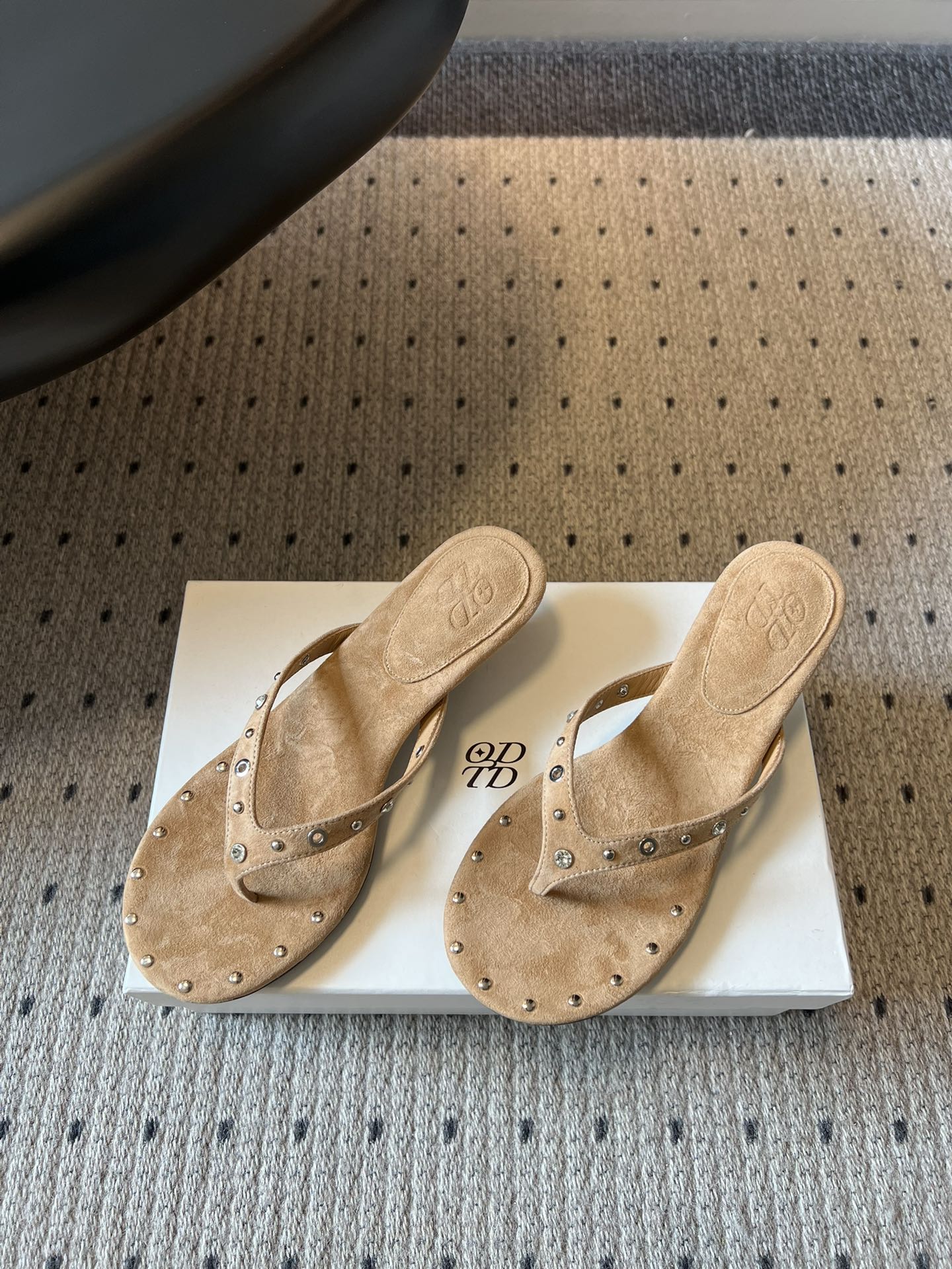 ODT*26SS春夏新款铆钉水钻夹脚低跟人字拖经典人字拖型自带松弛感，铆钉+水钻的组合瞬间提升精致度，把